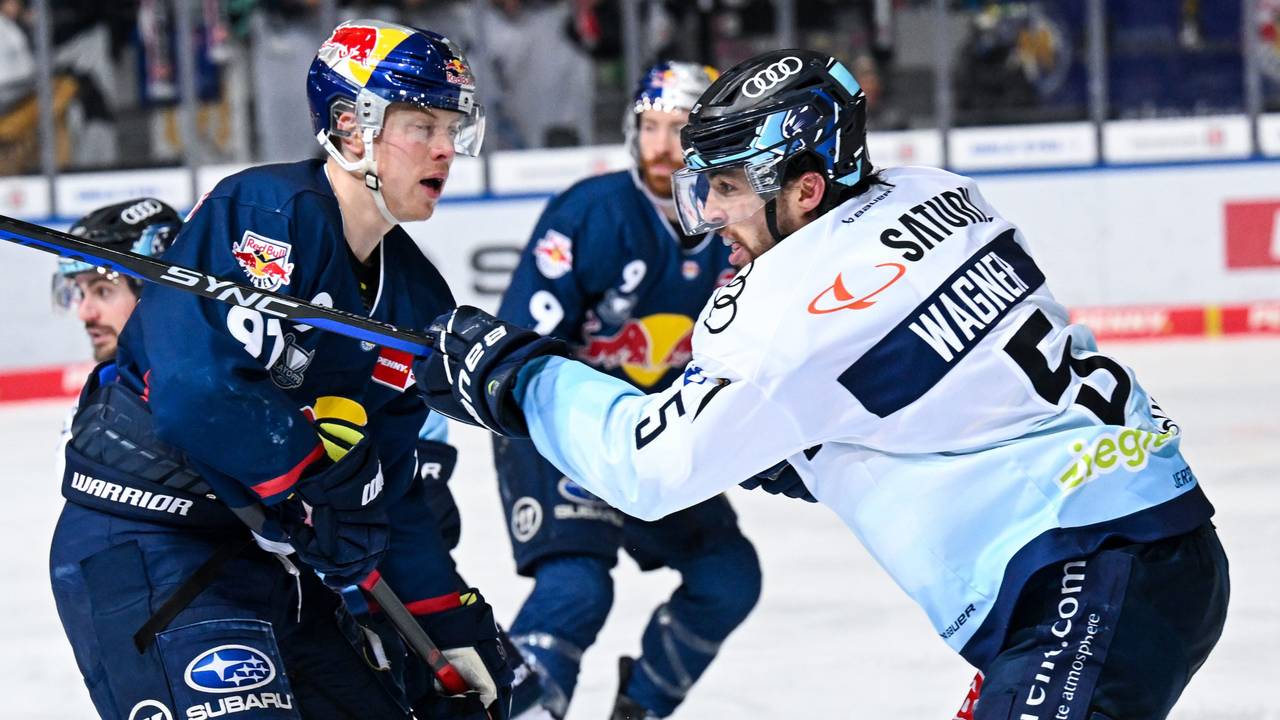 Filip Varejcka (l) von München und Fabio Wagner von Ingolstadt kämpfen um den Puck.
