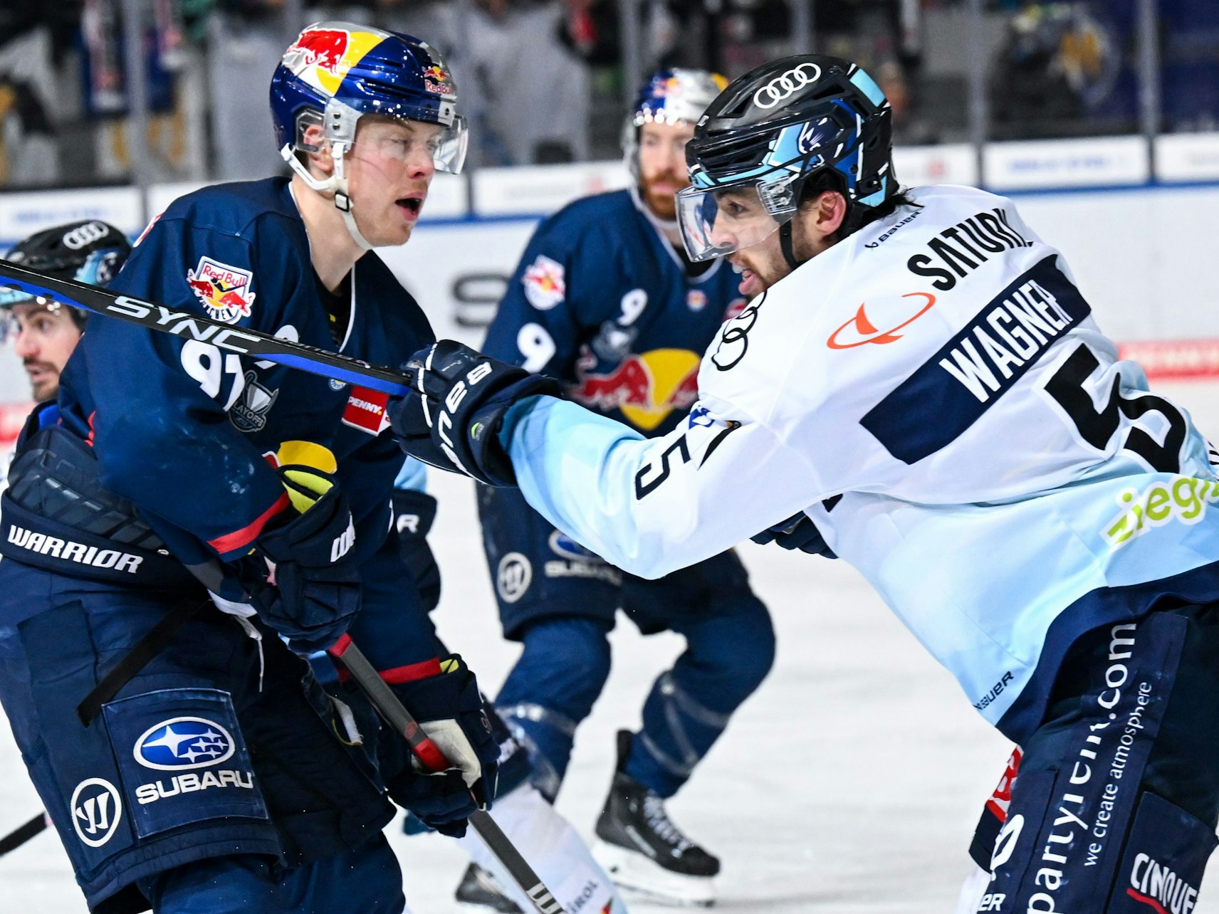 Filip Varejcka (l) von München und Fabio Wagner von Ingolstadt kämpfen um den Puck.