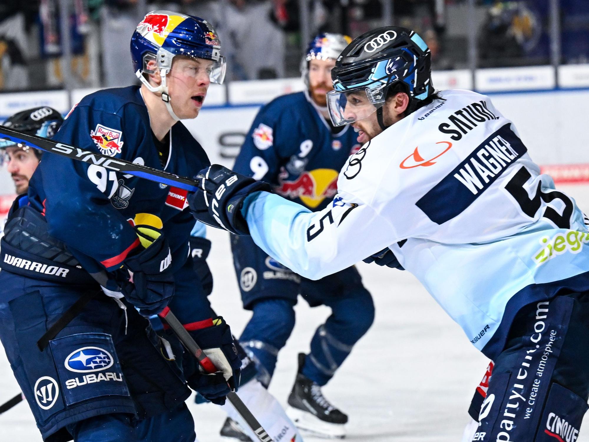 Filip Varejcka (l) von München und Fabio Wagner von Ingolstadt kämpfen um den Puck.