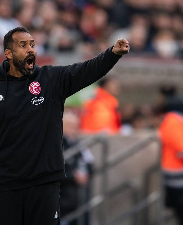 Fortuna Düsseldorfs Trainer Daniel Thioune gestikuliert an der Seitenlinie.