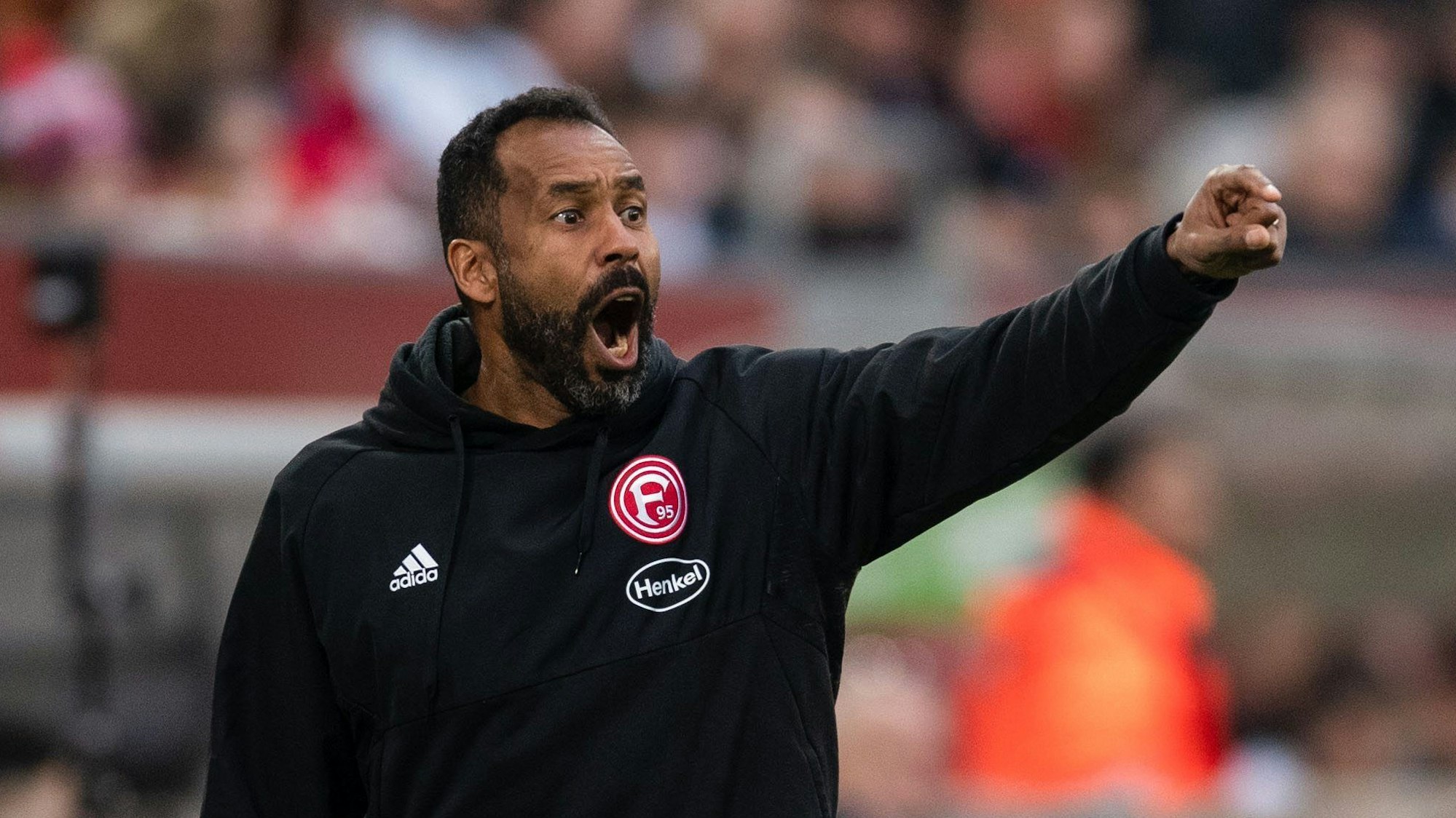 Fortuna Düsseldorfs Trainer Daniel Thioune gestikuliert an der Seitenlinie.