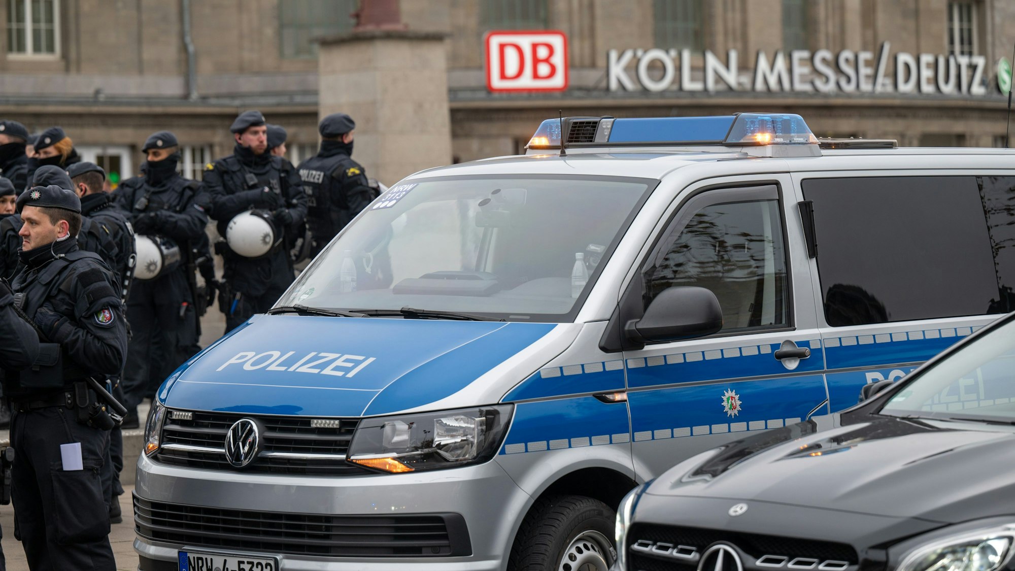 Polizei vor dem Deutzer Bahnhof.