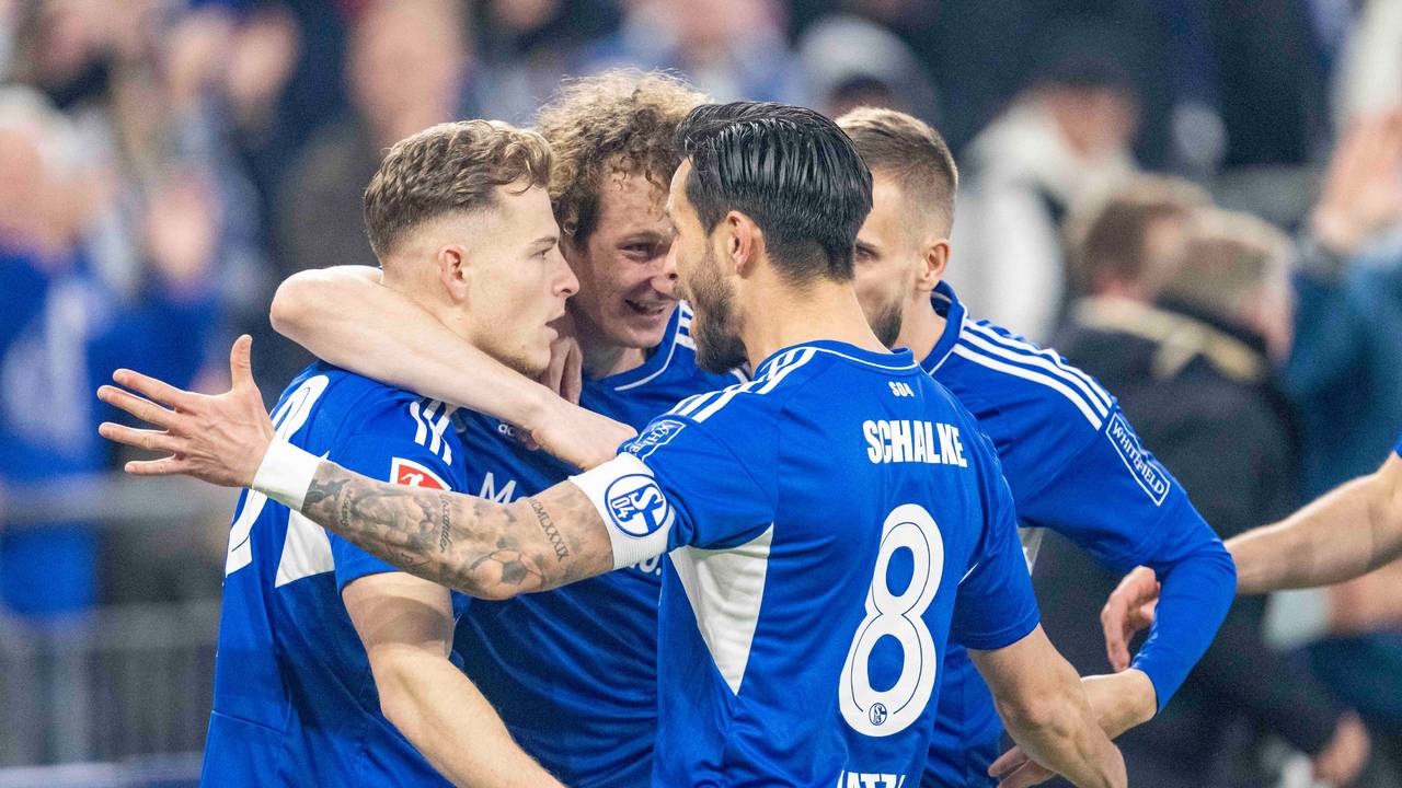 Die Schalker Spieler jubeln nach dem Tor zum 1:0.