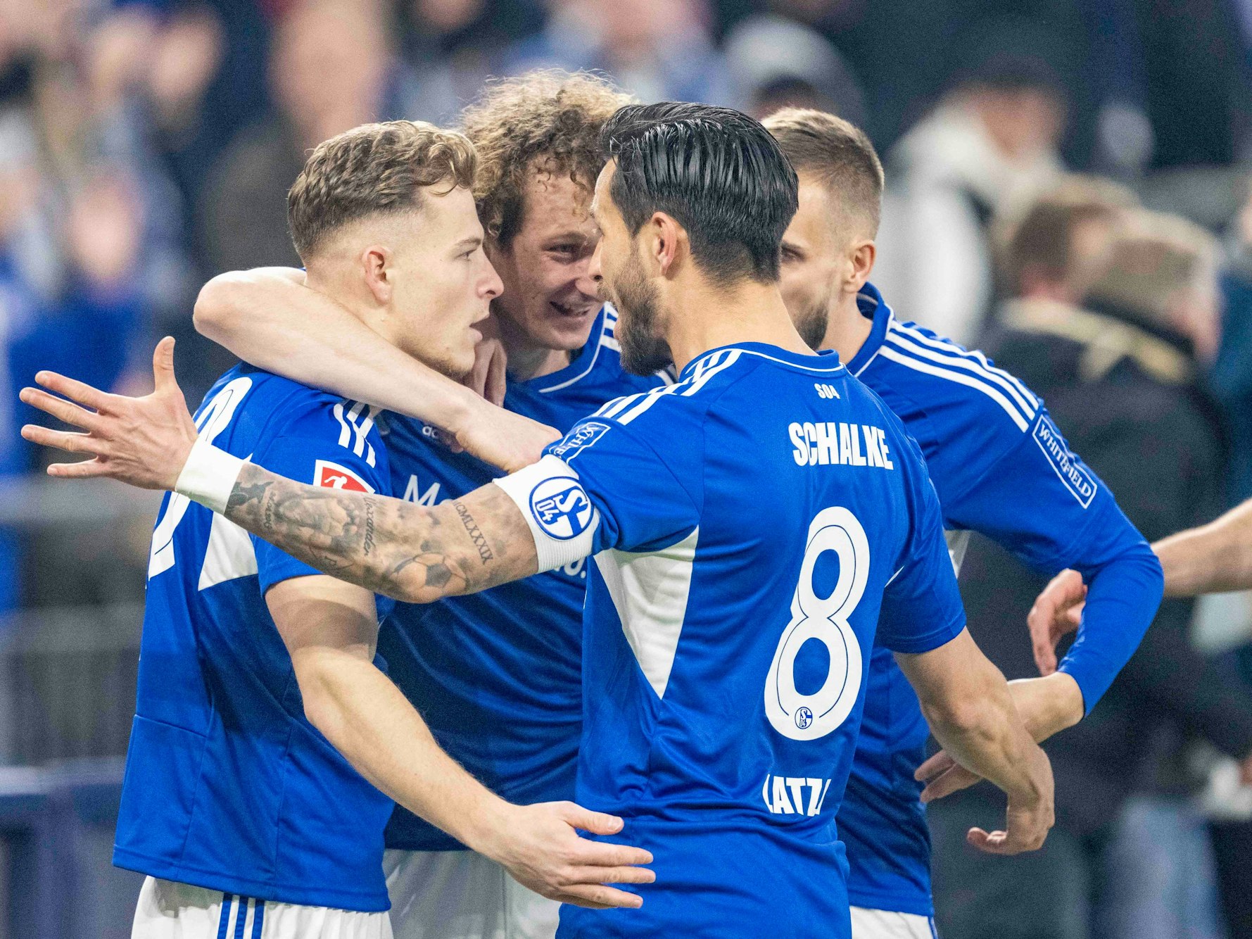 Die Schalker Spieler jubeln nach dem Tor zum 1:0.