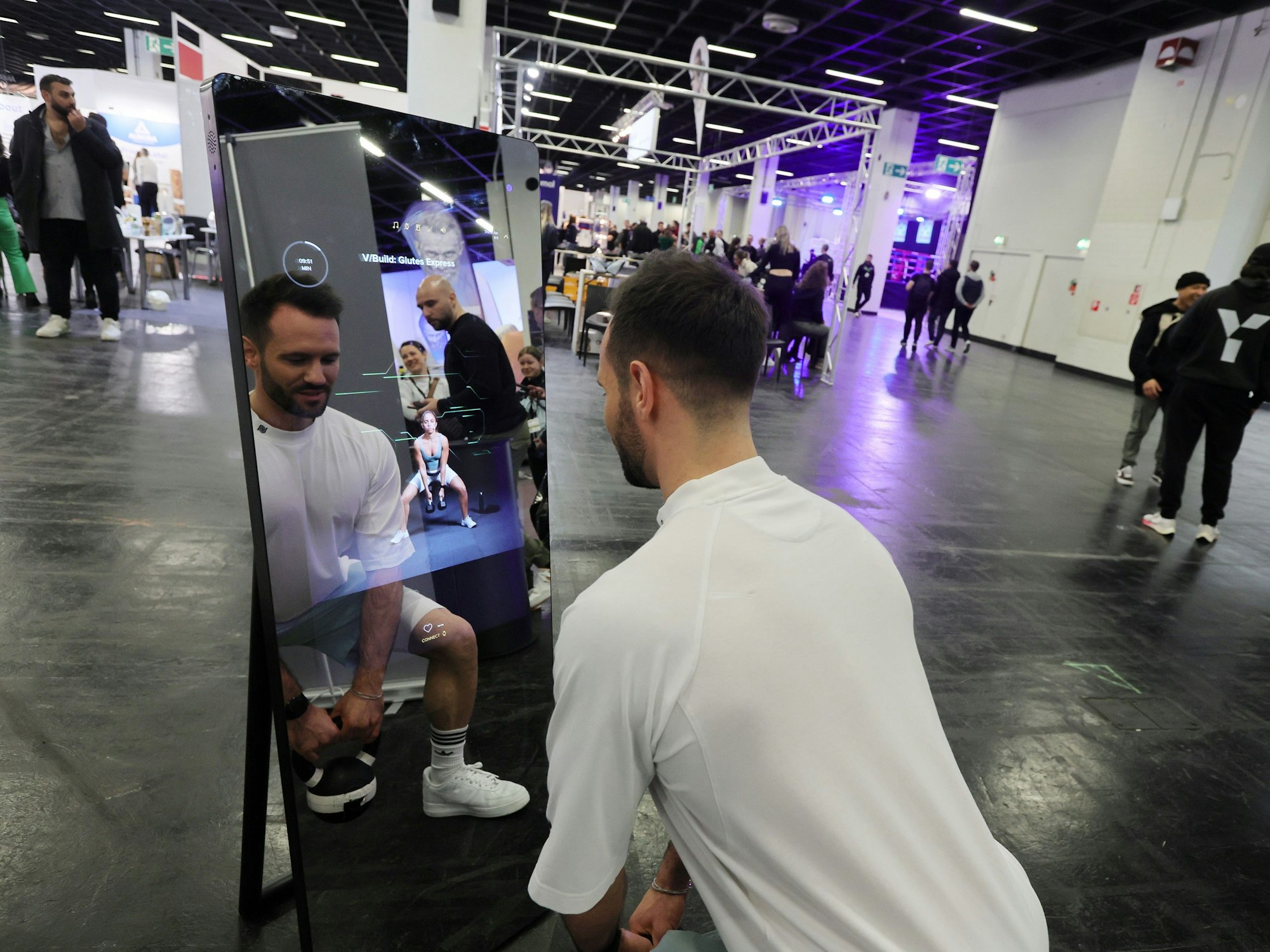 Ein Fitnessspiegel auf der FIBO.