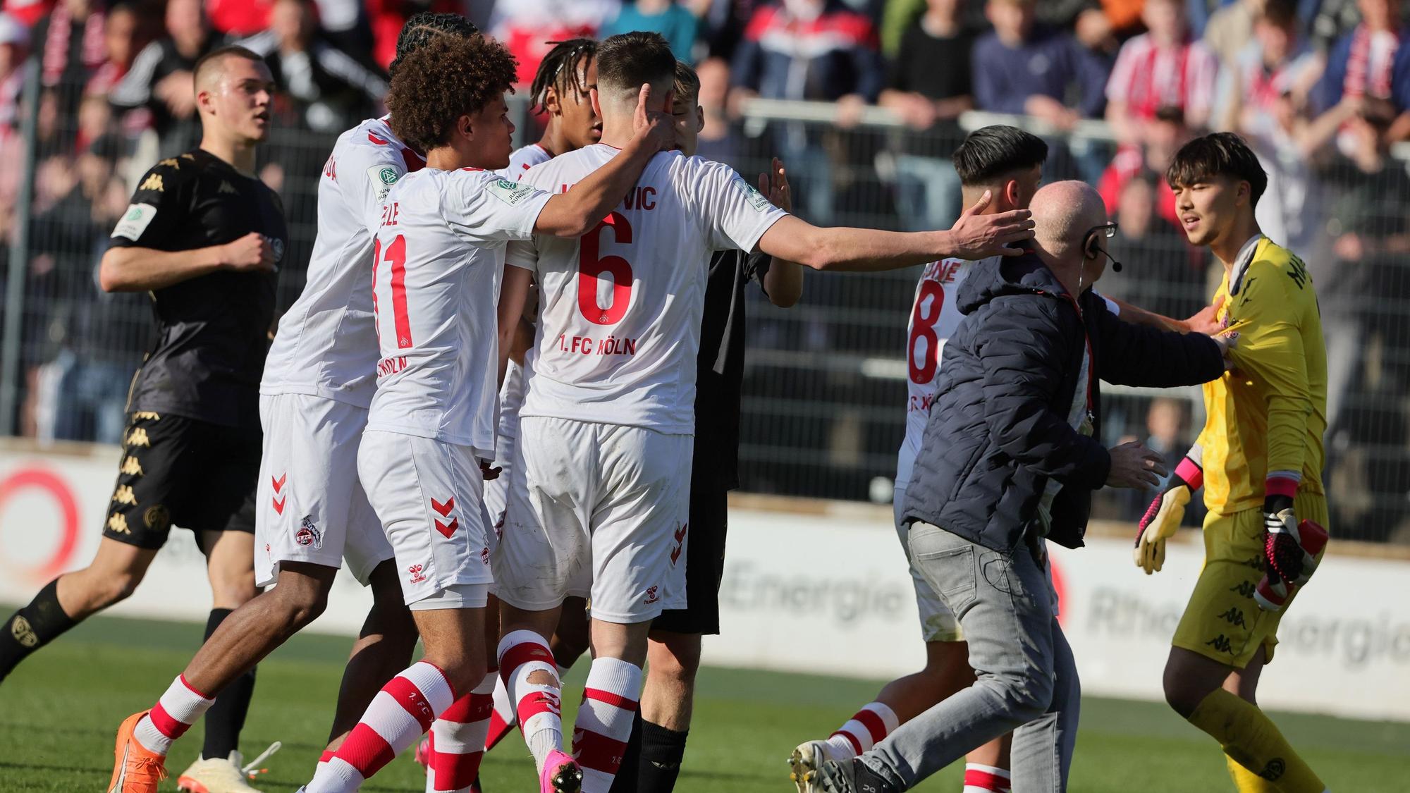 Rudelbildung nach Abpfiff: Mainz-Keeper Aki Koch (r.) sah Freitagabend (14. April 2023) noch Gelb-Rot.