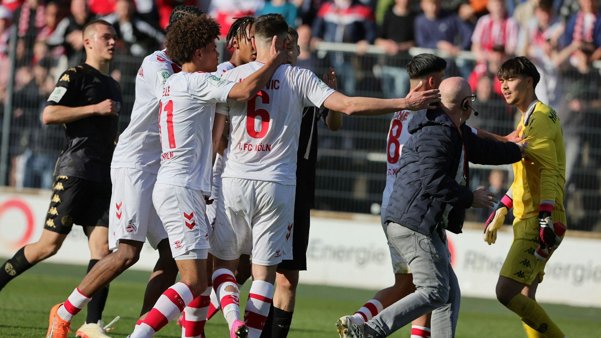 Rudelbildung nach Abpfiff: Mainz-Keeper Aki Koch (r.) sah Freitagabend (14. April 2023) noch Gelb-Rot.