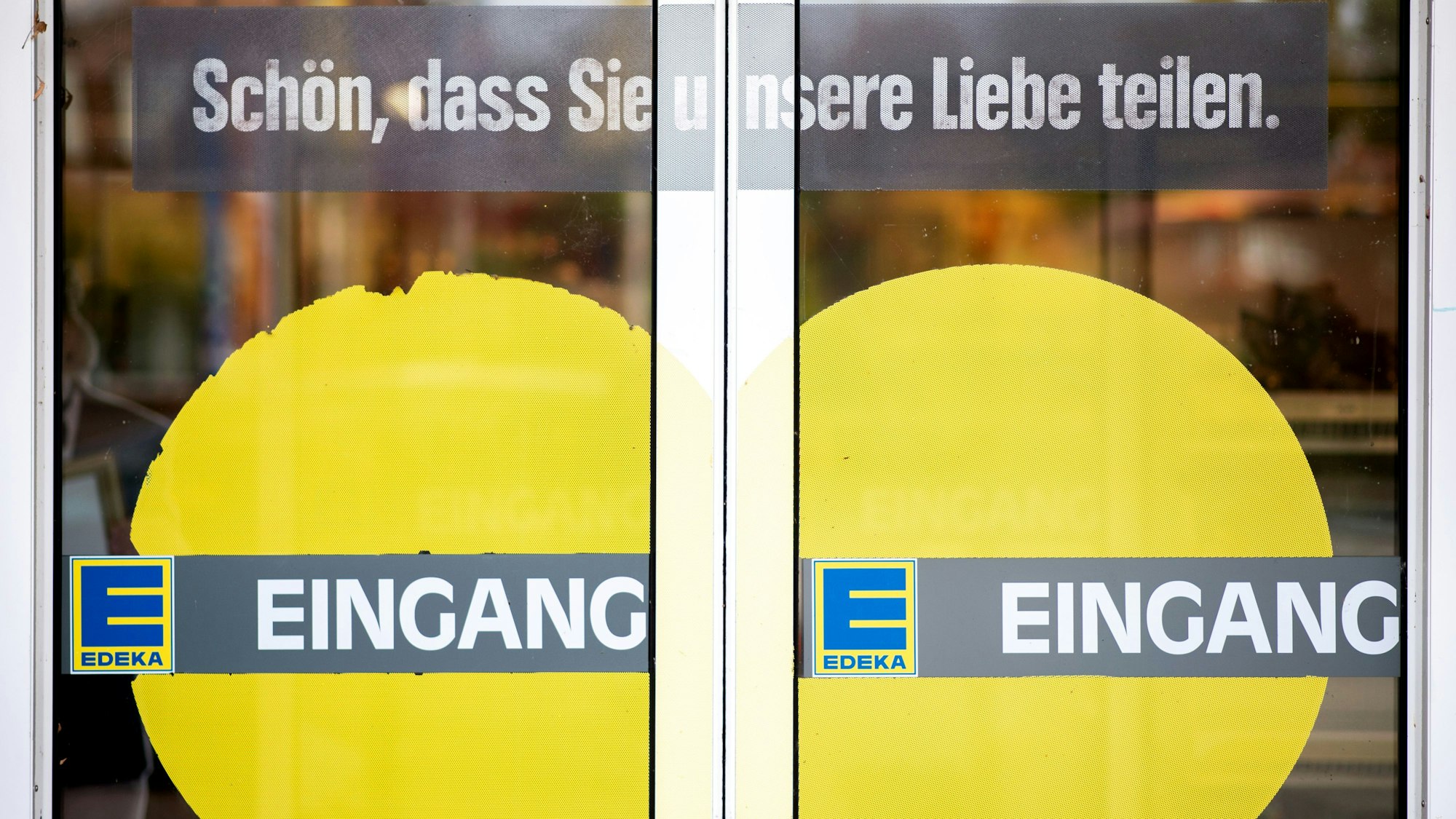 Die Aufschrift „Eingang“ steht an den geschlossenen Türen eines Edeka-Supermarktes.
