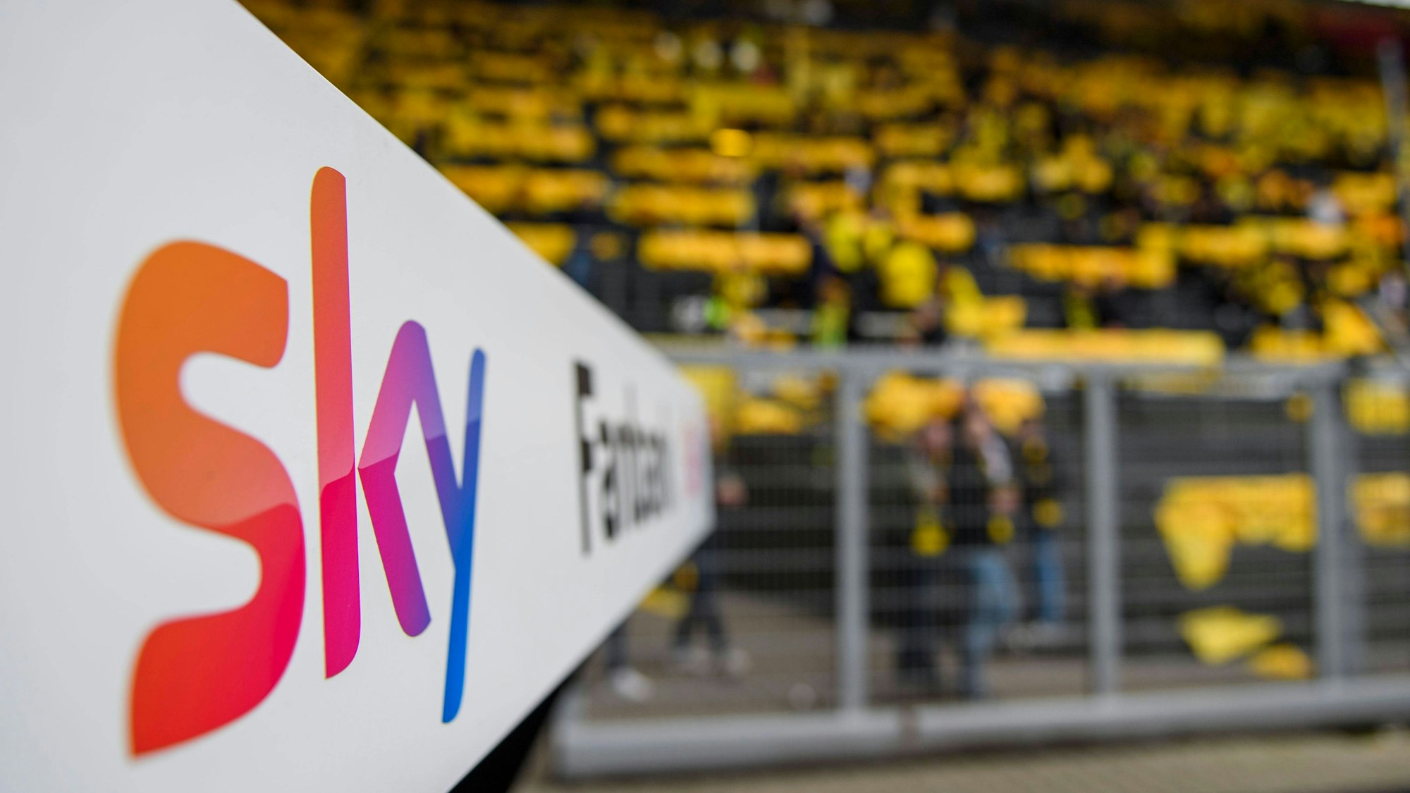 Ein Sky-Logo vor der Südtribüne im Signal Iduna Park in Dortmund.