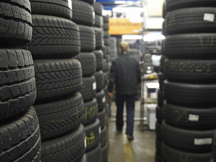 Reifen stehen aufgestapelt im Reifencenter Holst & Pieper in Hamburg.