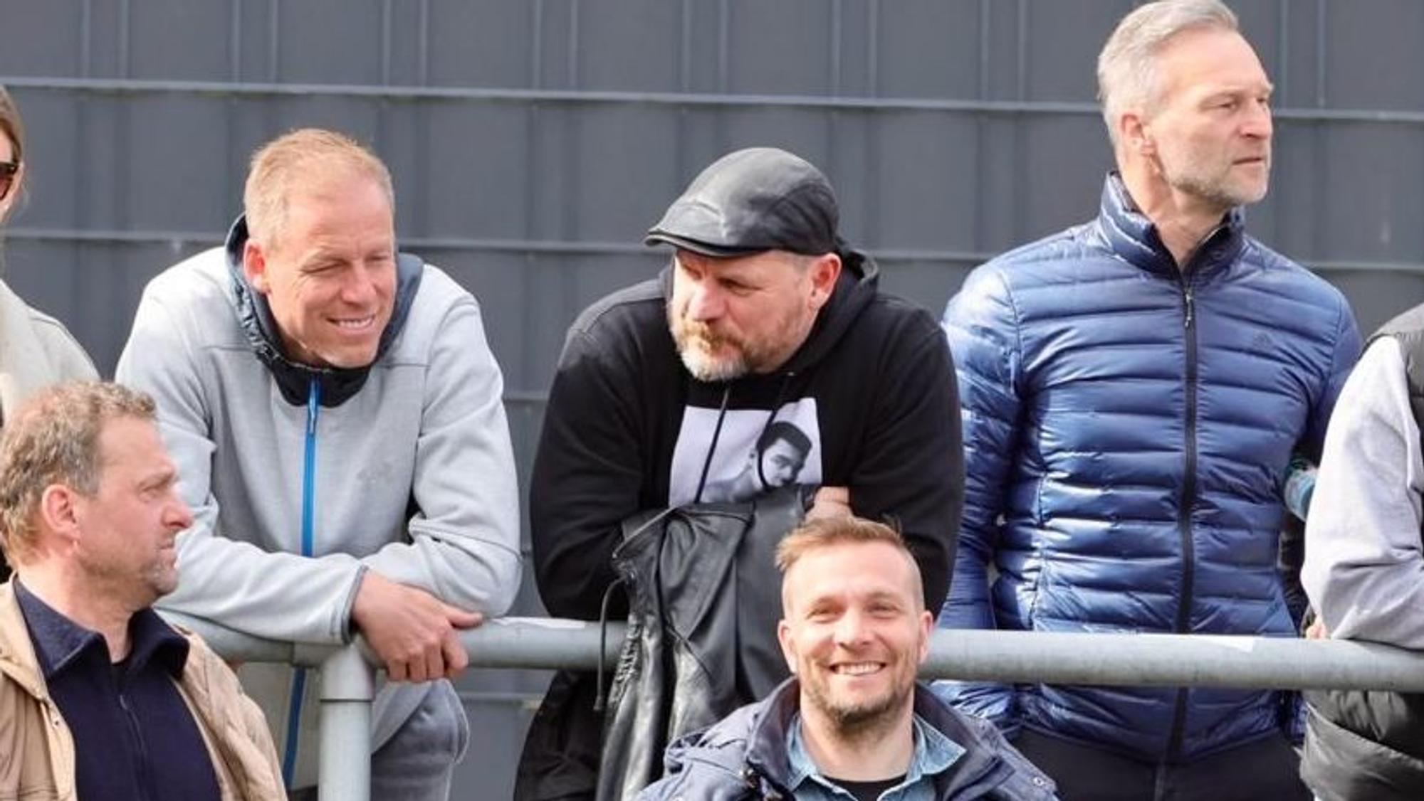 Steffen Baumgart steht beim U19-Spiel des 1. FC Köln auf der Tribüne.