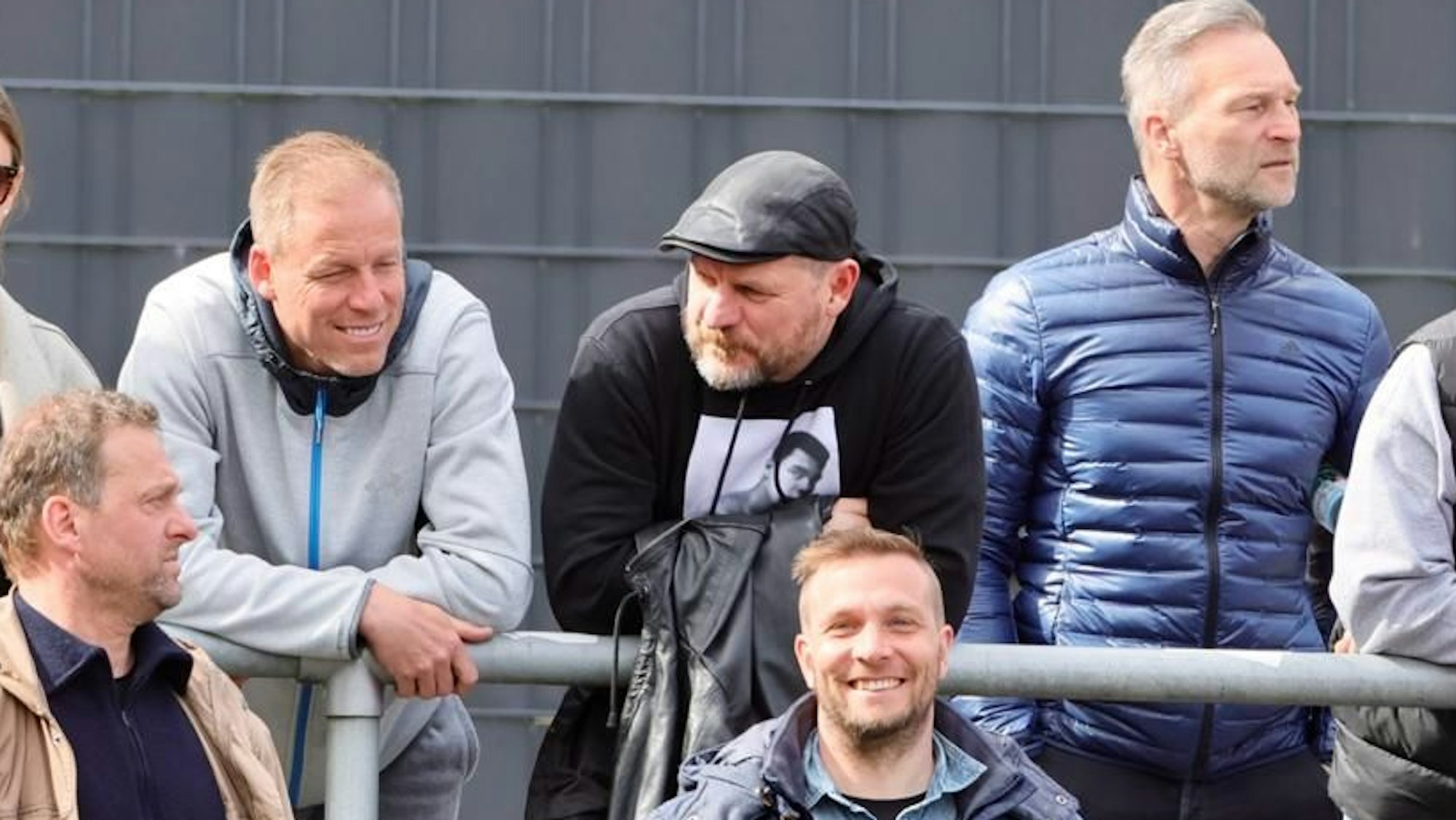 Steffen Baumgart steht beim U19-Spiel des 1. FC Köln auf der Tribüne.