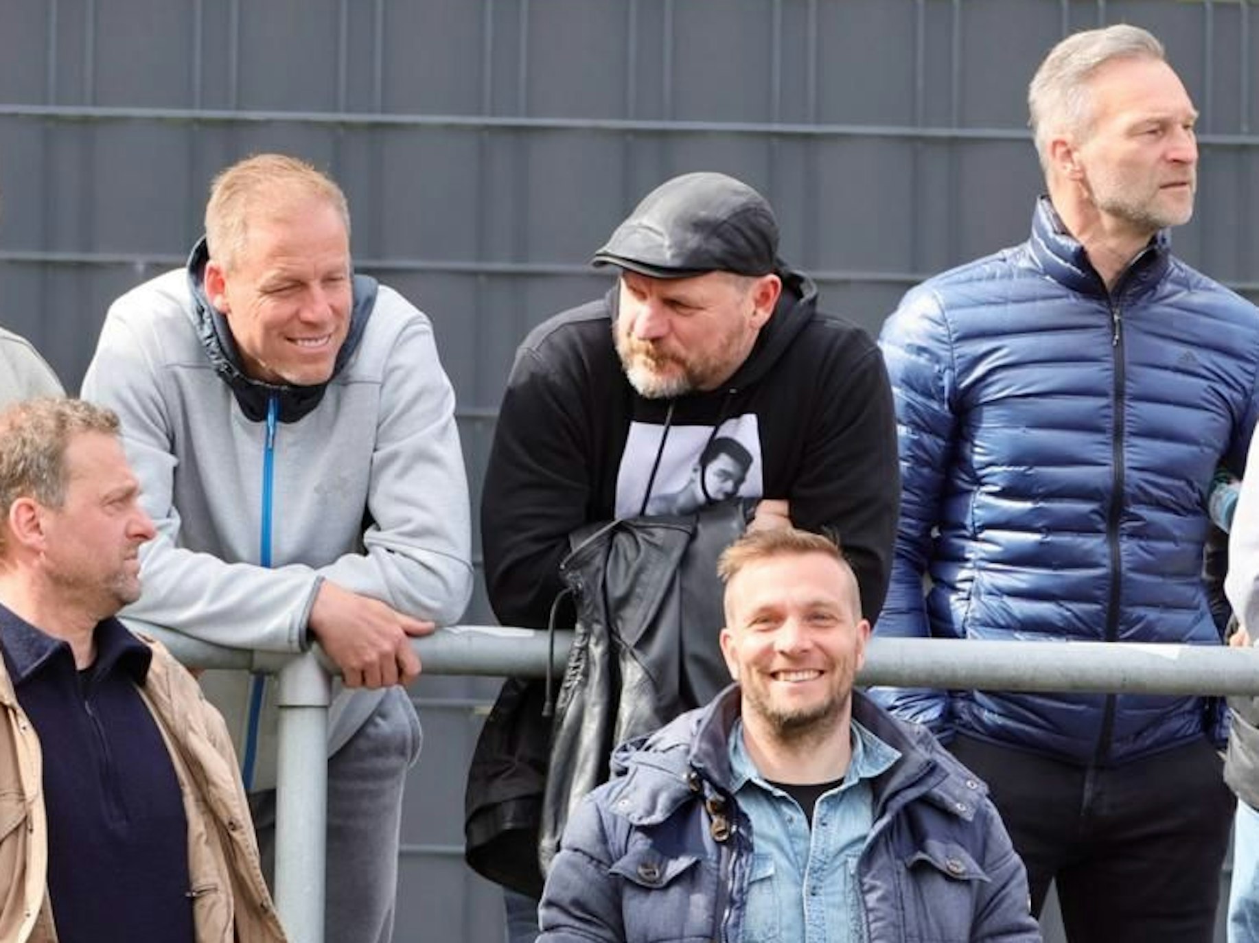 Steffen Baumgart steht beim U19-Spiel des 1. FC Köln auf der Tribüne.
