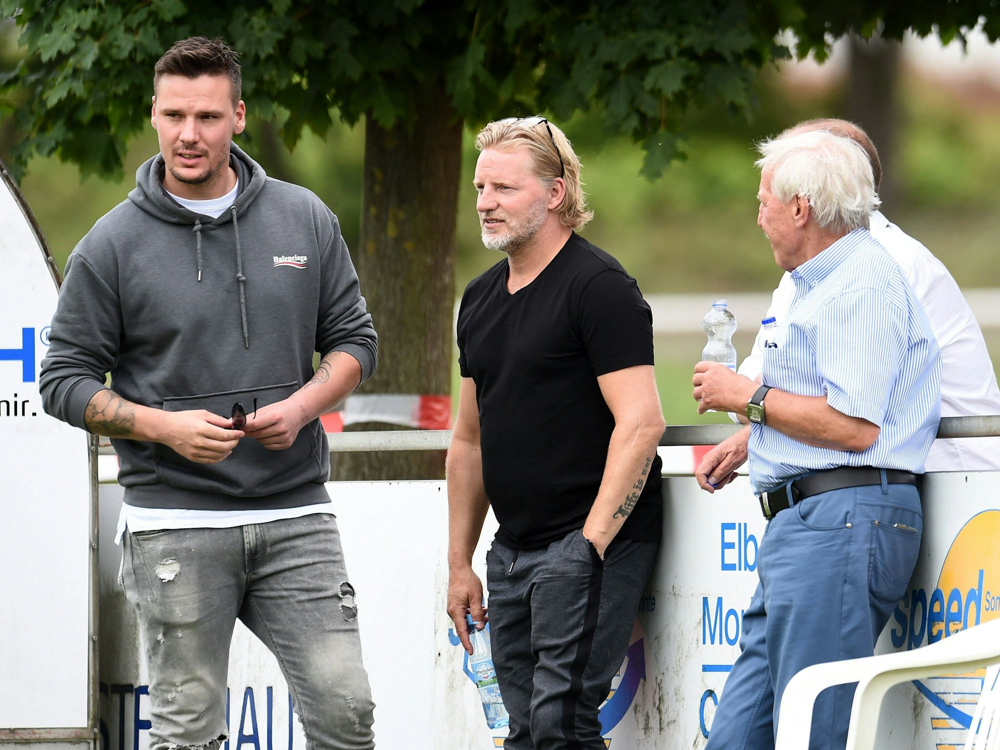 Christopher Schorch, Stephan Küsters und Friedhelm Runge stehen am Spielfeldrand.