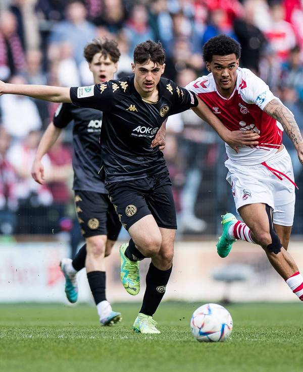 Damion Downs und Maxim Dal kämpfen um den Ball.