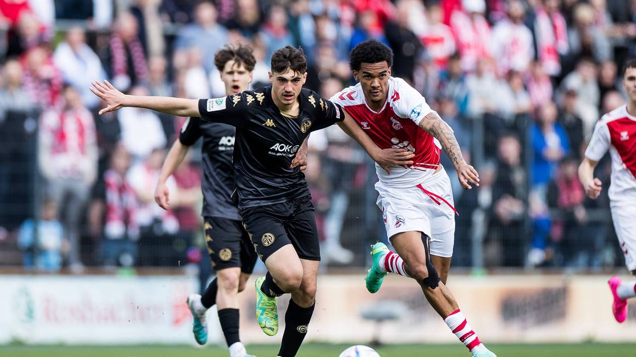 Damion Downs und Maxim Dal kämpfen um den Ball.