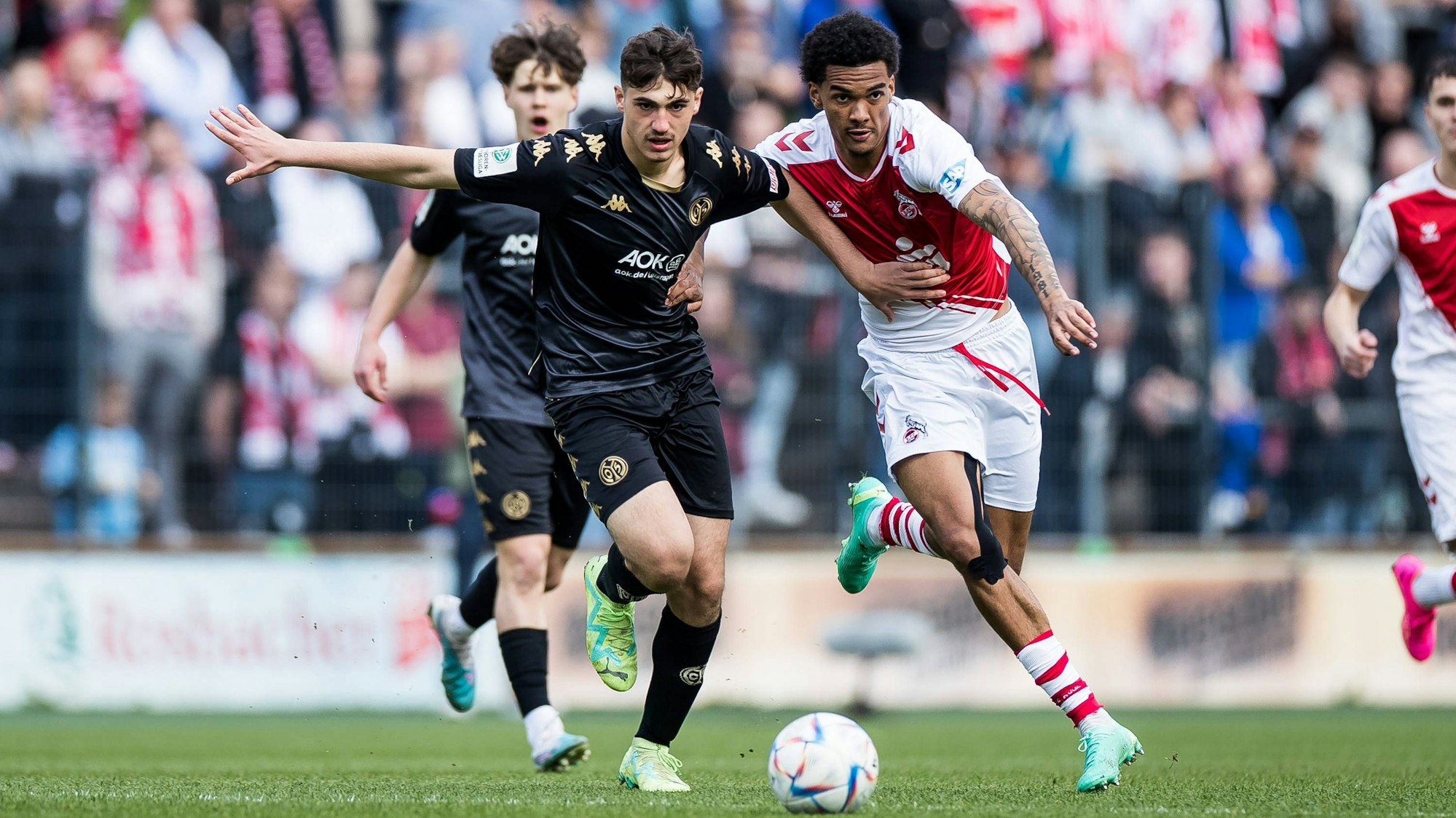 Damion Downs und Maxim Dal kämpfen um den Ball.