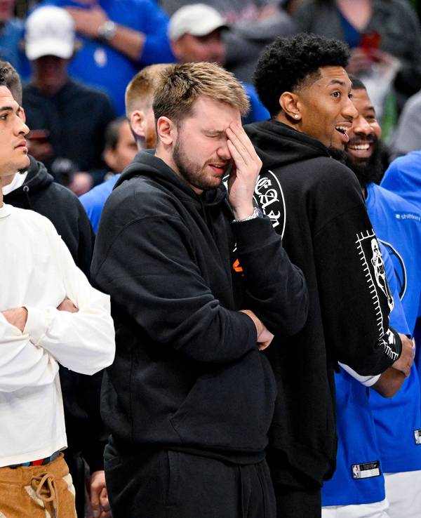 Josh Green, Luka Doncic, Reggie Bullock, Markieff Morris und JaVale McGee stehen an der Seitenlinie.