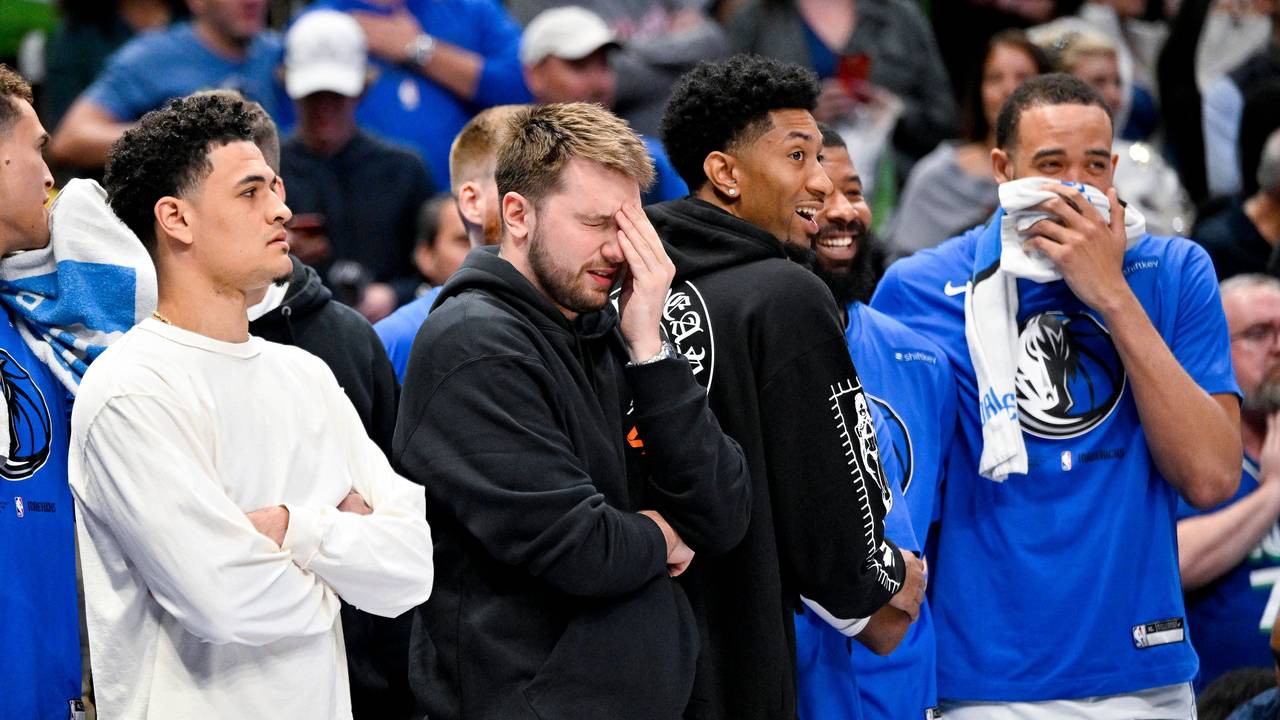 Josh Green, Luka Doncic, Reggie Bullock, Markieff Morris und JaVale McGee stehen an der Seitenlinie.