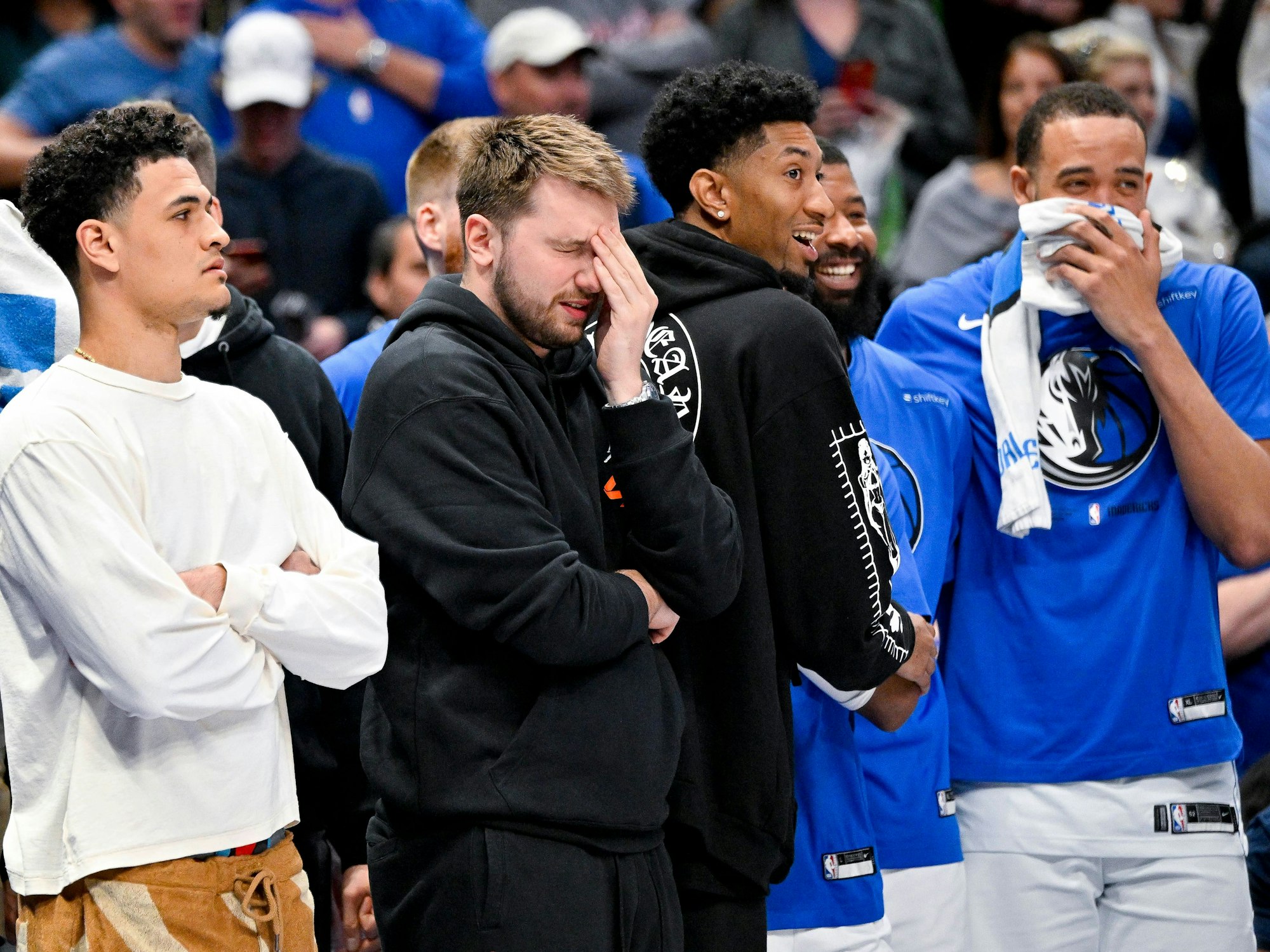 Josh Green, Luka Doncic, Reggie Bullock, Markieff Morris und JaVale McGee stehen an der Seitenlinie.