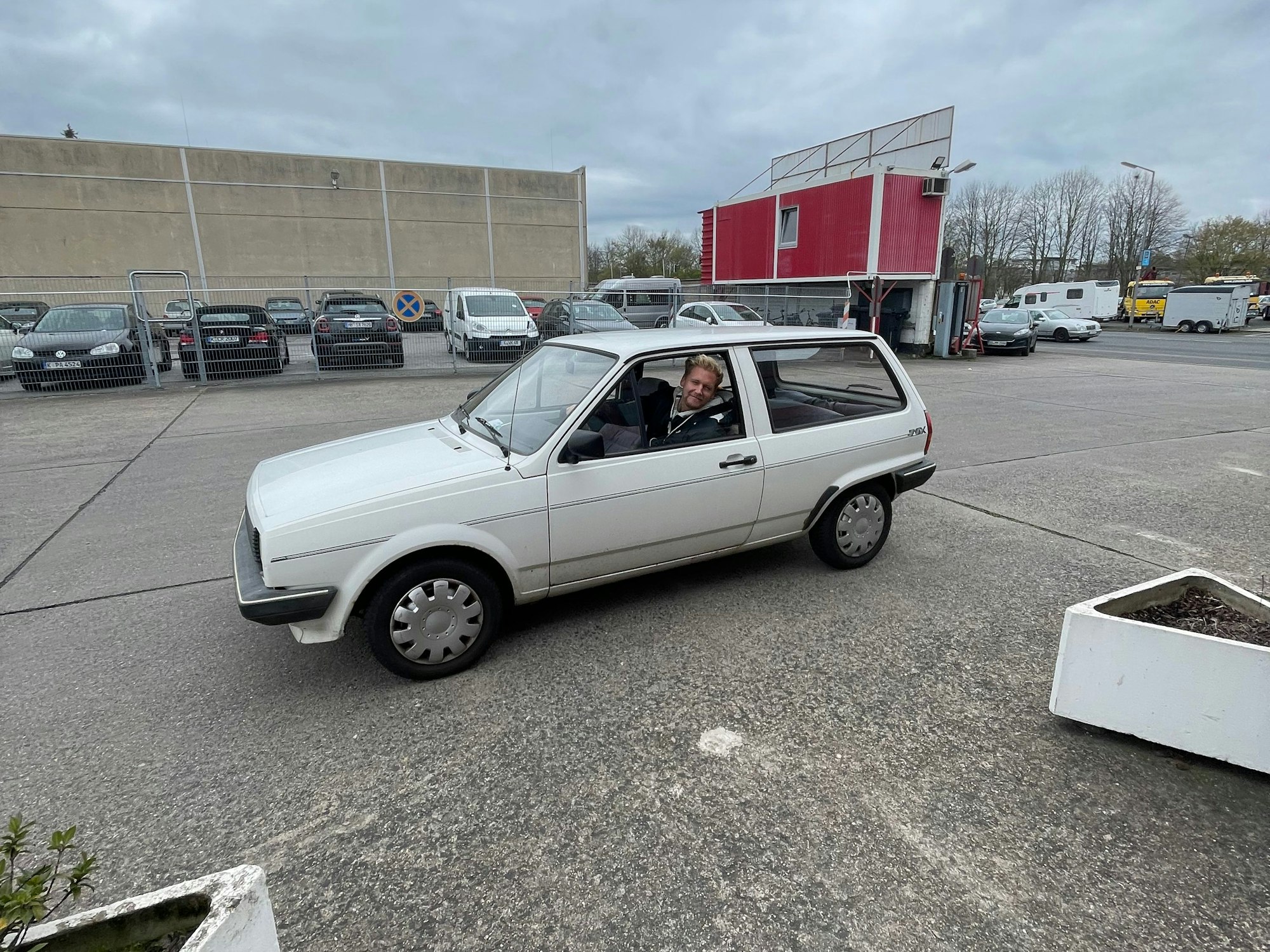 Der Kölner Robert sitzt in seinem alten VW Polo, der jetzt gestohlen wurde.