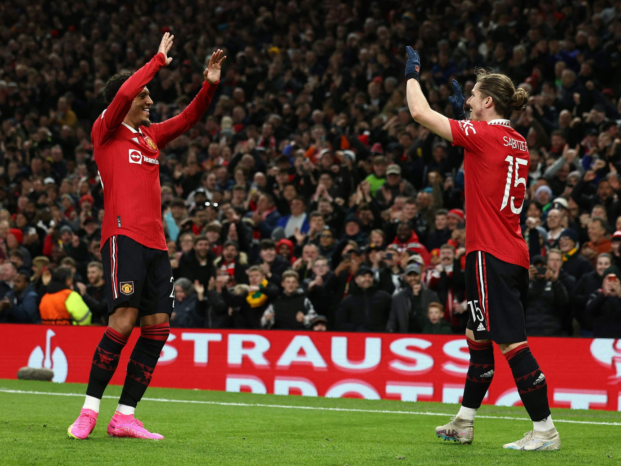 Uniteds Jadon Sancho (l.) und Marcel Sabitzer jubeln gemeinsam über einen Treffer.