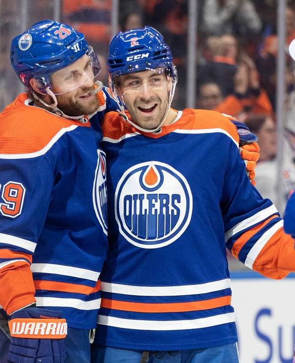 Leon Draisaitl (l.) und Cody Ceci von den Oilers jubeln gemeinsam, Arm in Arm.