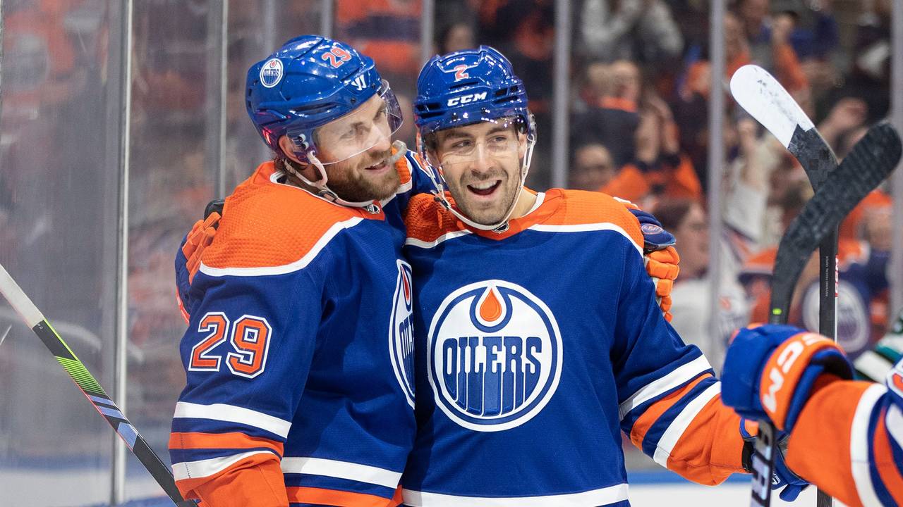 Leon Draisaitl (l.) und Cody Ceci von den Oilers jubeln gemeinsam, Arm in Arm.