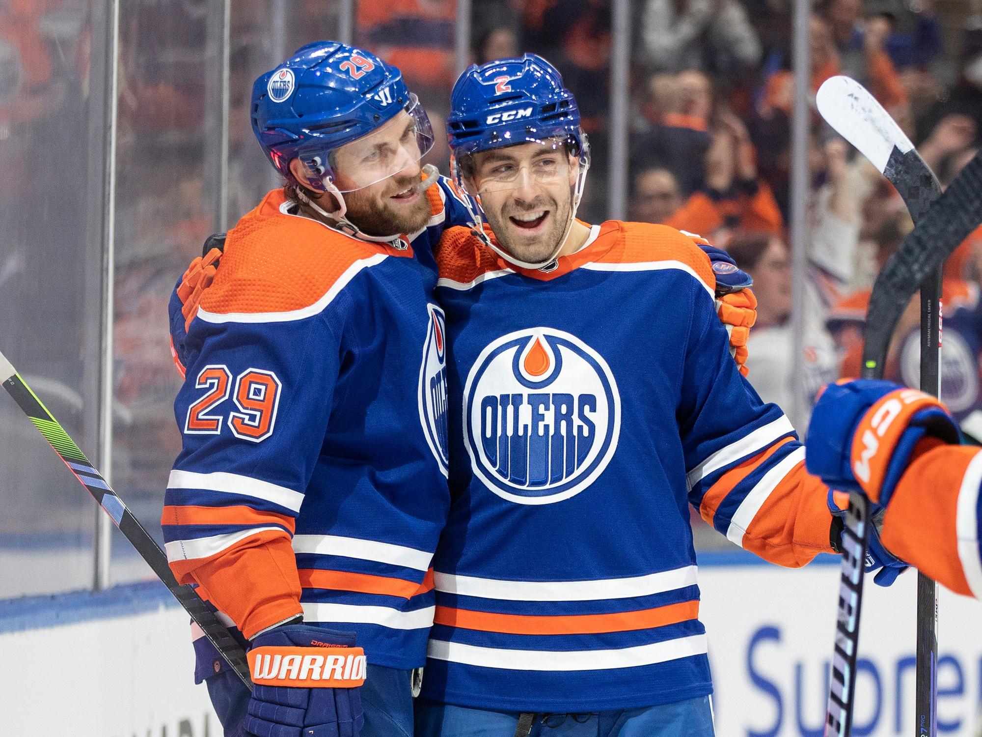 Leon Draisaitl (l.) und Cody Ceci von den Oilers jubeln gemeinsam, Arm in Arm.