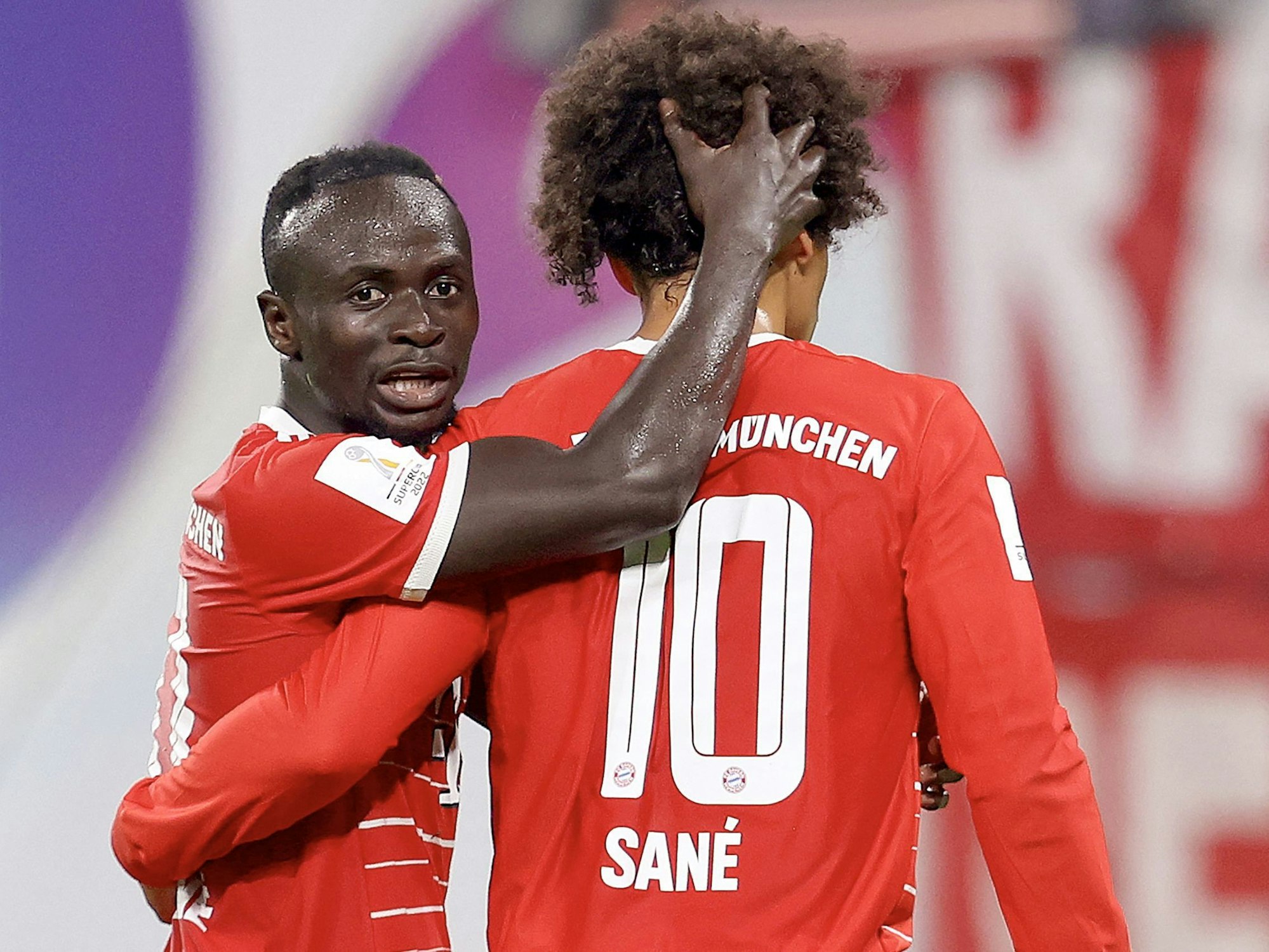 Sadio Mane jubelt mit Leroy Sane.