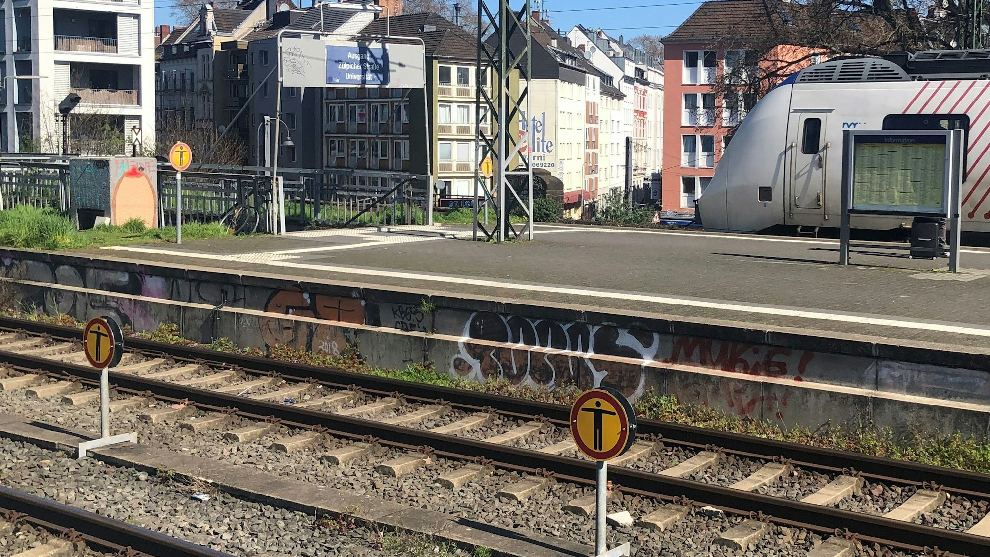 Bahnhof Köln-Süd mit Blick auf den Ab-/Aufgang Zülpicher Straße