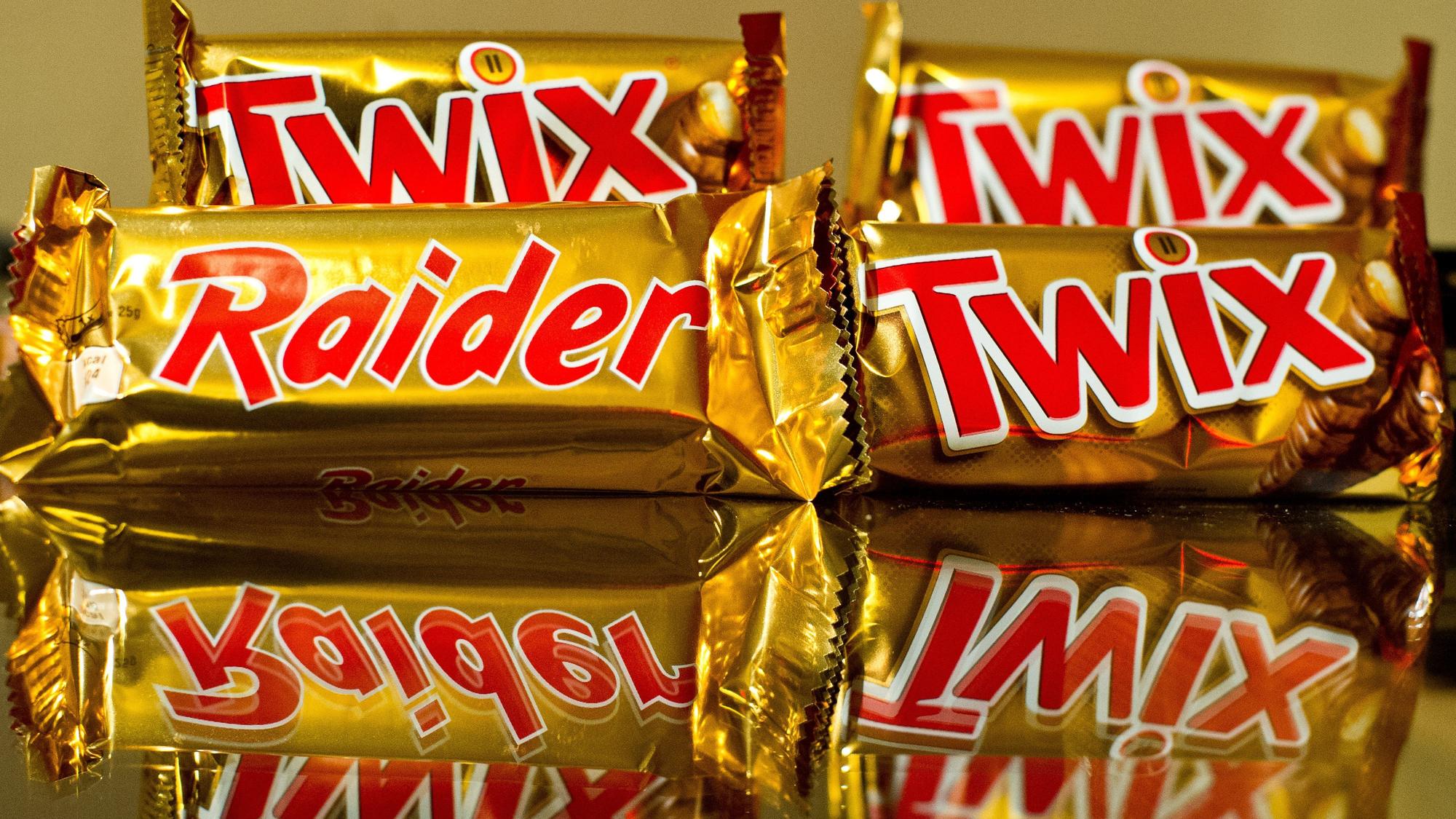Die Schokoriegel Twix und Raider liegen am 13.11.2013 auf einem Tisch in Berlin.