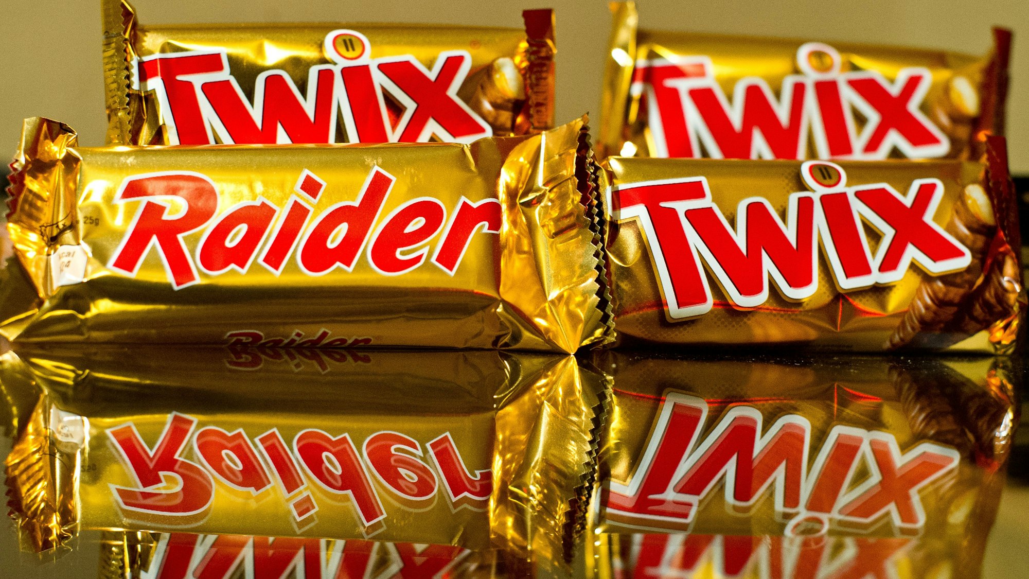 Die Schokoriegel Twix und Raider liegen am 13.11.2013 auf einem Tisch in Berlin.