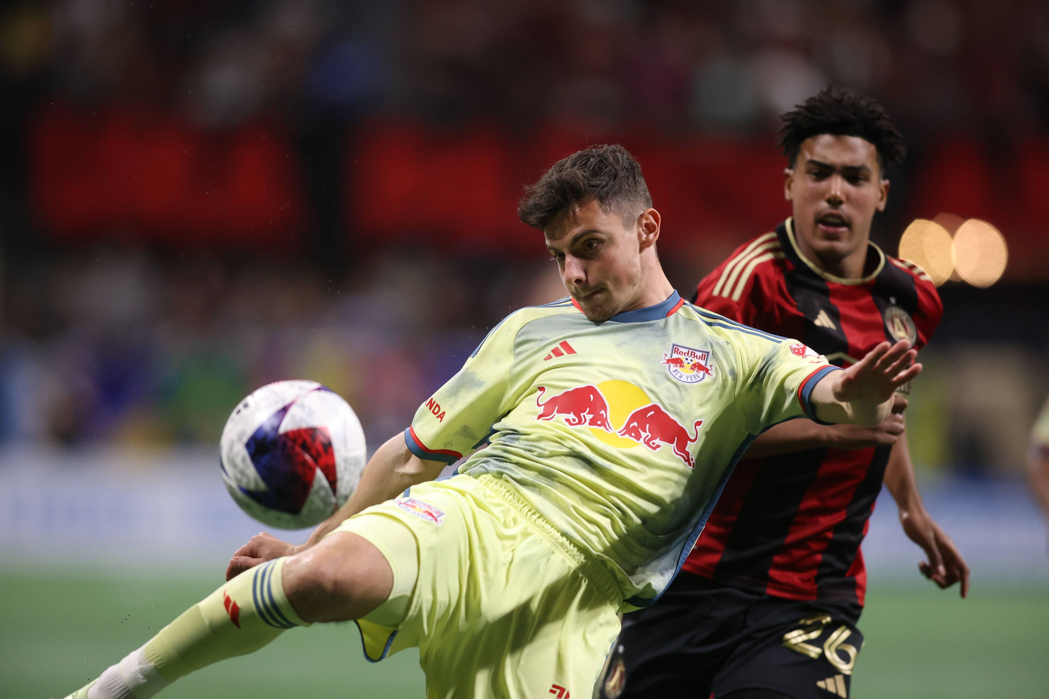 Dante Vanzeir (l.) schießt beim Spiel gegen Atlanta United den Ball.