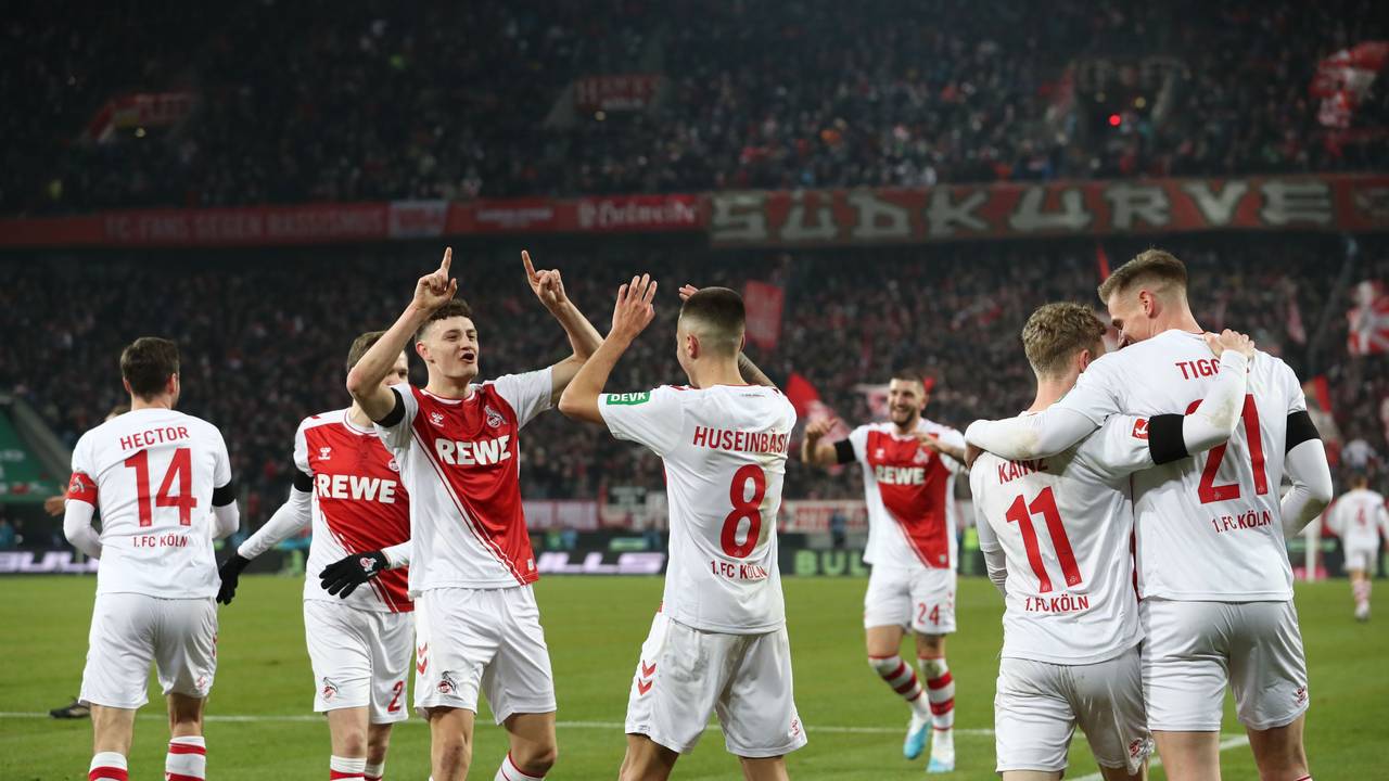 Die Spieler des 1. FC Köln jubeln ausgelassen beim 7:1 gegen den SV Werder Bremen.