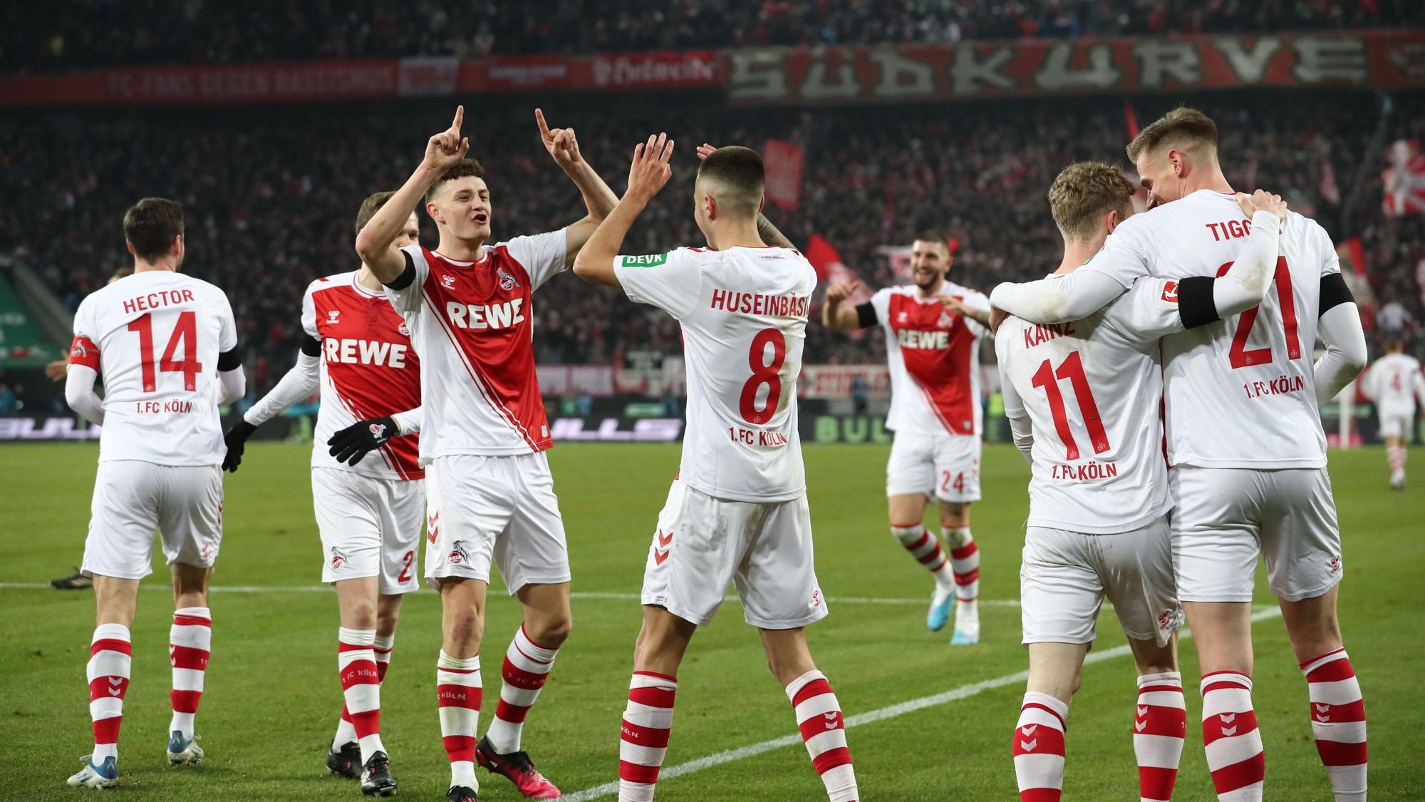 Die Spieler des 1. FC Köln jubeln ausgelassen beim 7:1 gegen den SV Werder Bremen.