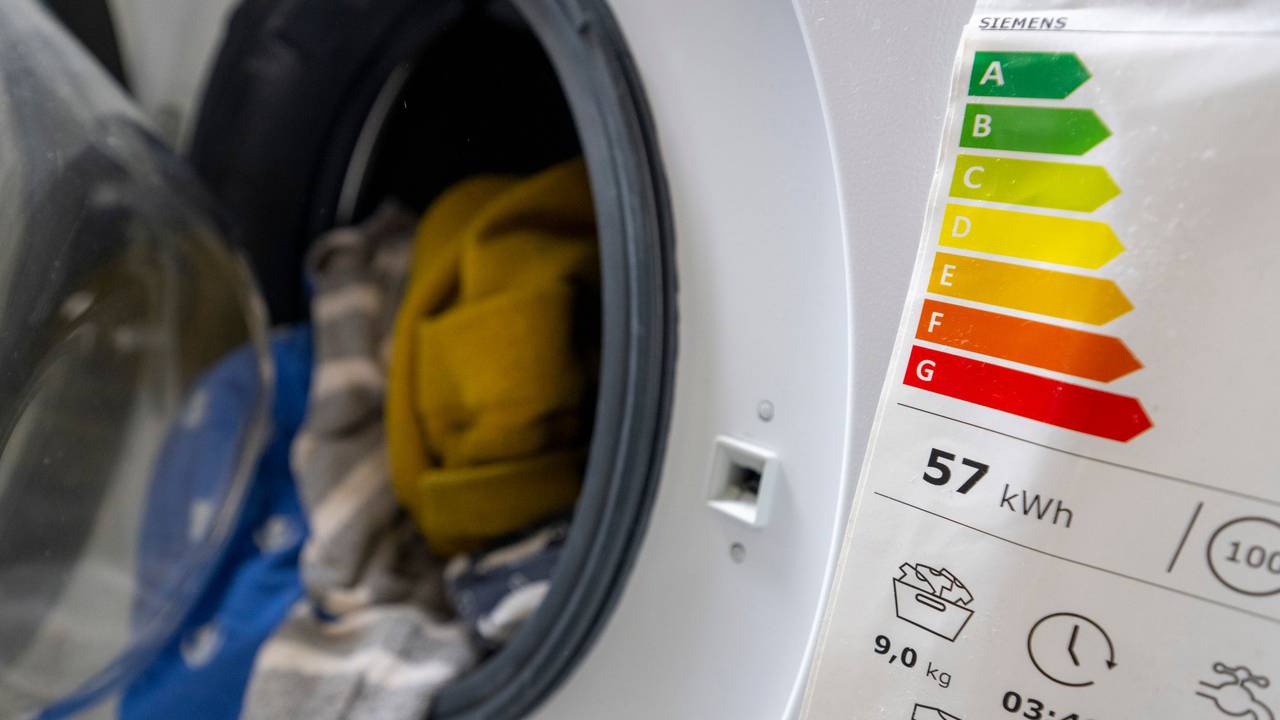 Ein Aufkleber mit Angaben zur Energieeffizienzklasse ist auf einer Waschmaschine angebracht.