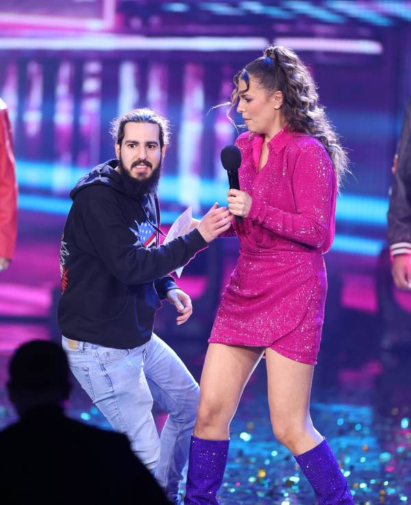 Dieser Final-Auftakt dürfte auch für DSDS-Moderatorin Laura Wontorra überraschend gekommen sein. Während ihrer Moderatorin am Samstagabend (15. April 2023) stürmte plötzlich ein Flitzer auf die Bühne.