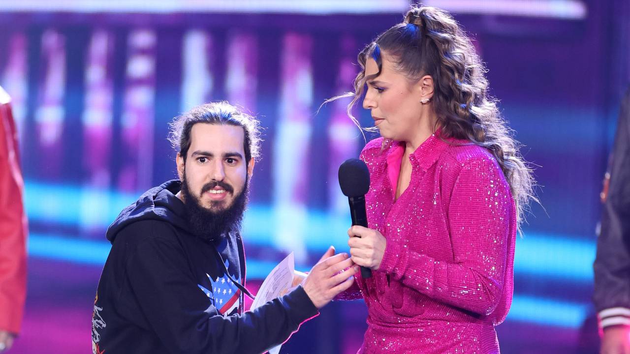 Dieser Final-Auftakt dürfte auch für DSDS-Moderatorin Laura Wontorra überraschend gekommen sein. Während ihrer Moderatorin am Samstagabend (15. April 2023) stürmte plötzlich ein Flitzer auf die Bühne.