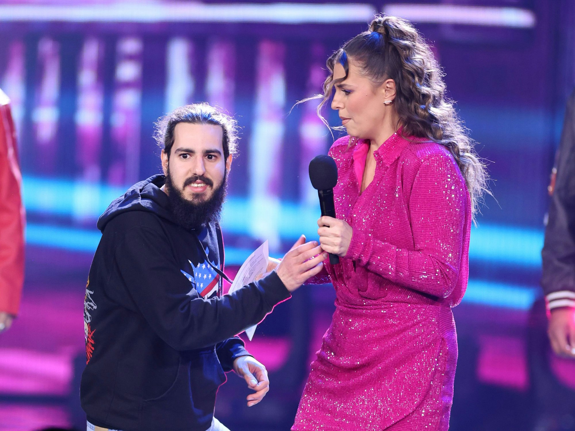 Dieser Final-Auftakt dürfte auch für DSDS-Moderatorin Laura Wontorra überraschend gekommen sein. Während ihrer Moderatorin am Samstagabend (15. April 2023) stürmte plötzlich ein Flitzer auf die Bühne.