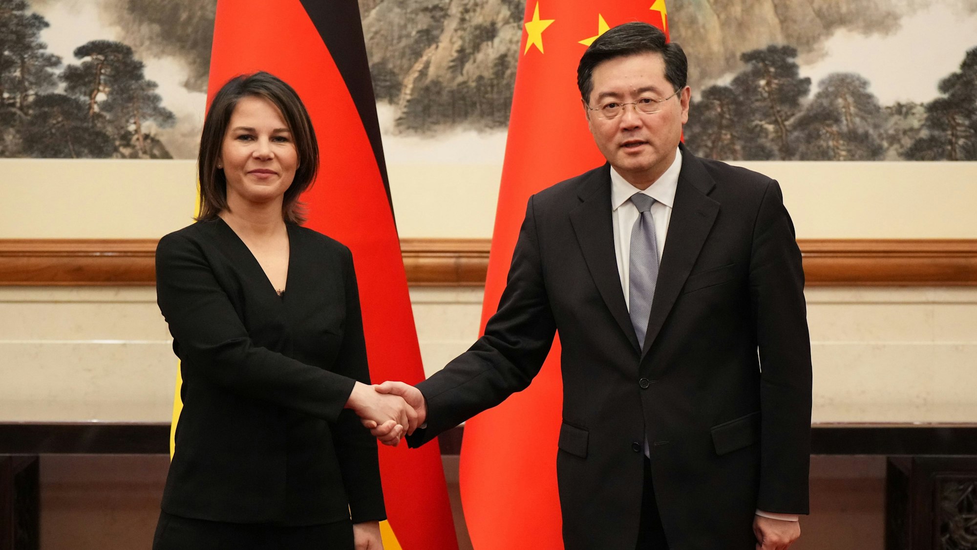 Außenministerin Annalena Baerbock (Bündnis 90/Die Grünen) und der chinesische Außenminister Qin Gang geben sich im Staatsgästehaus Diaoyutai vor Beginn des deutsch-chinesischen Strategischen Dialogs die Hand.