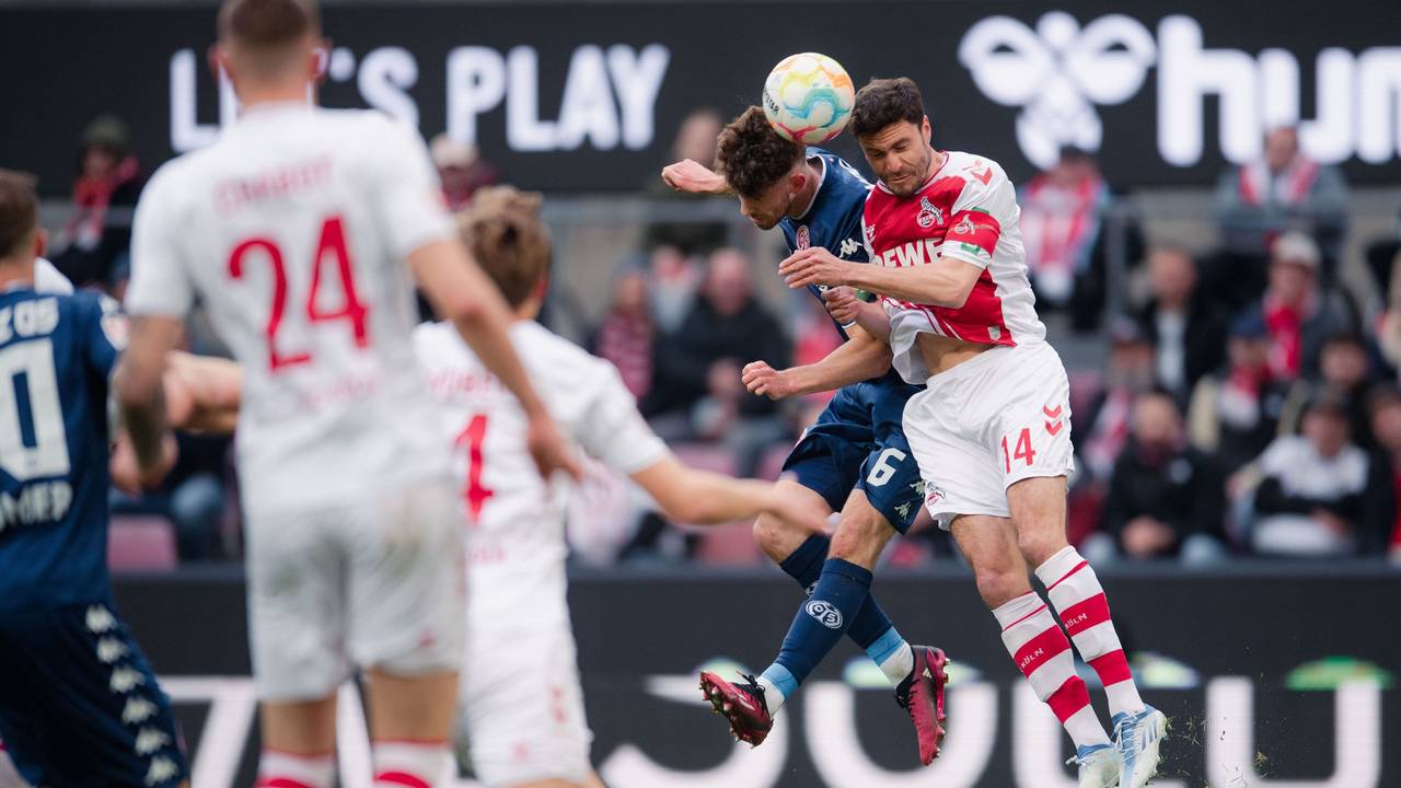 FC-Kapitän Jonas Hector und Mainz-Profi Anton Stach steigen zum Kopfballduell hoch.