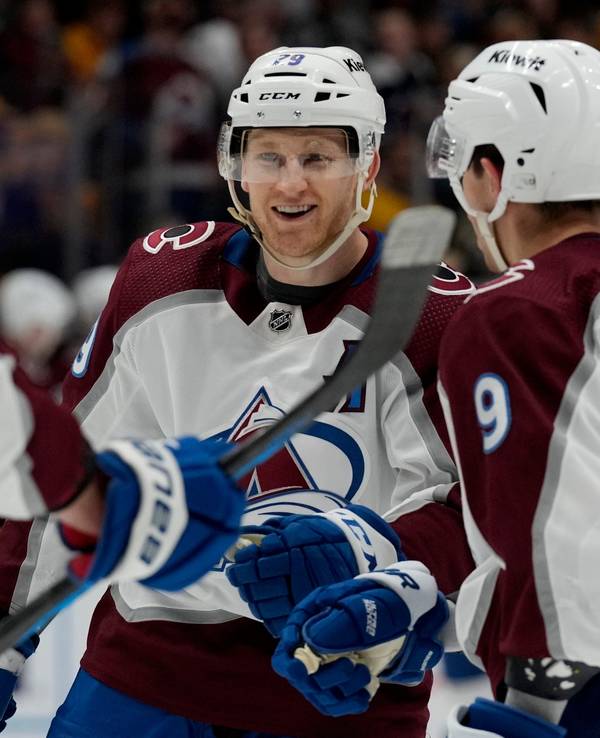 Spieler von Colorado Avalanche feiern beim Sieg über die Nashville Predators.