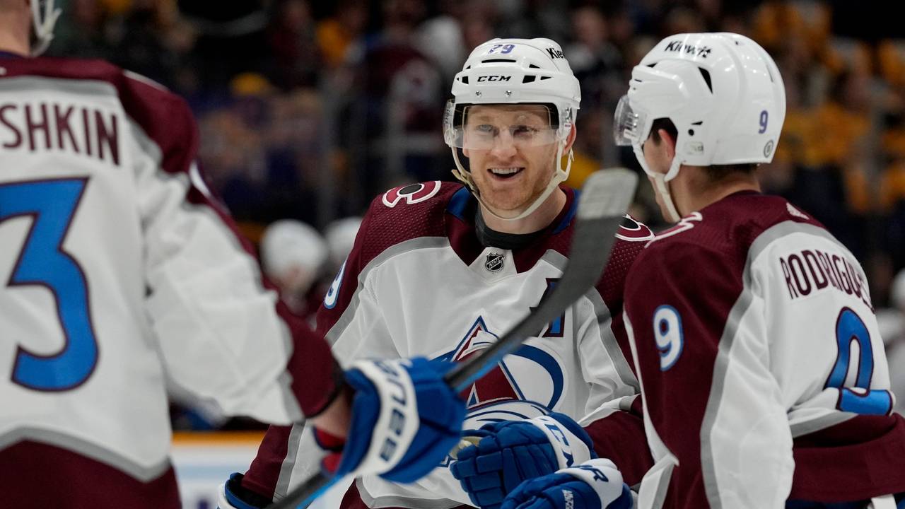 Spieler von Colorado Avalanche feiern beim Sieg über die Nashville Predators.