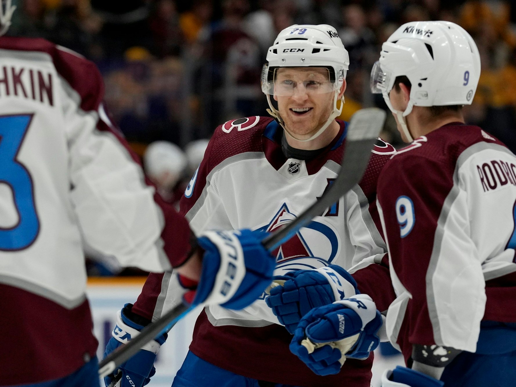 Spieler von Colorado Avalanche feiern beim Sieg über die Nashville Predators.