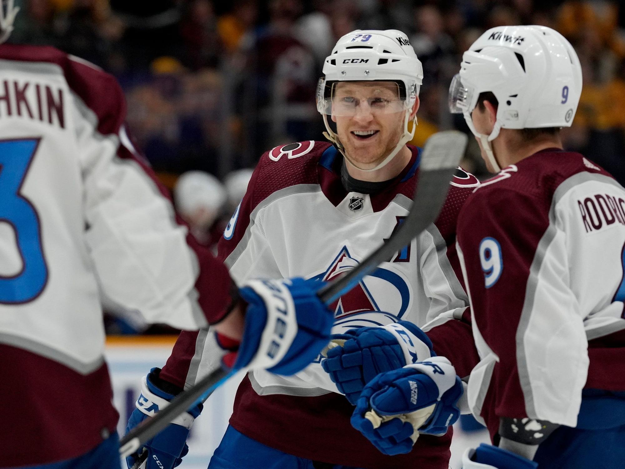 Spieler von Colorado Avalanche feiern beim Sieg über die Nashville Predators.