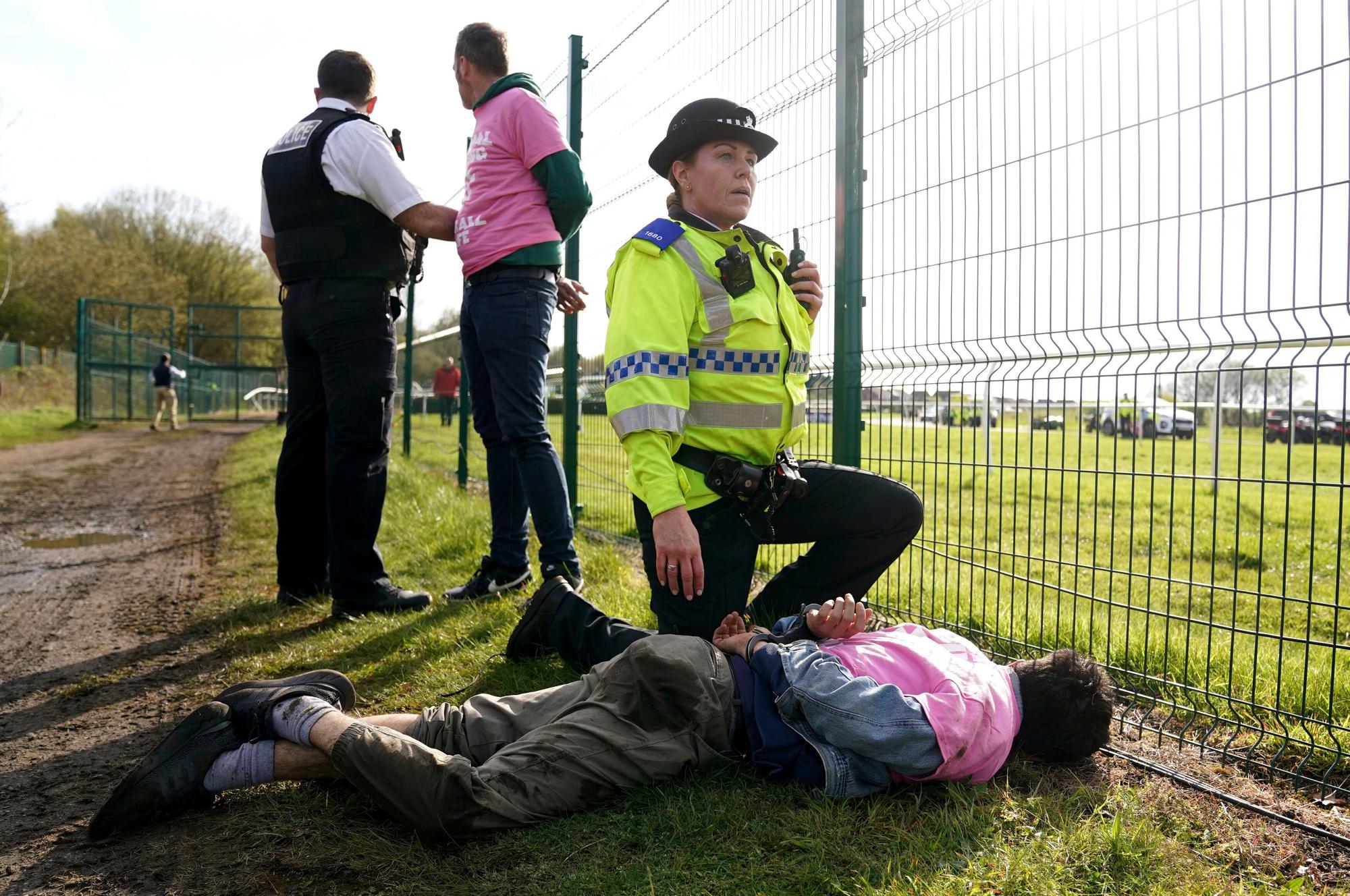 Polizei-Kräfte bei der Verhaftung von Protestierenden beim Pferderennen Grand National.