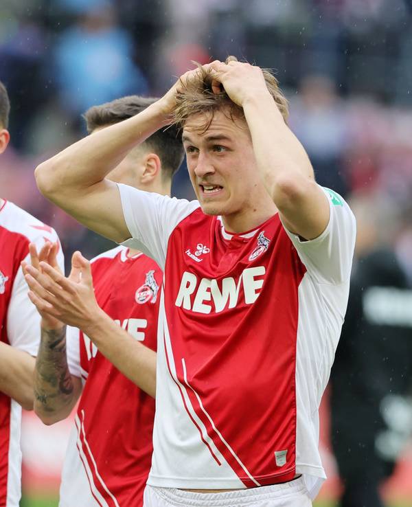 Timo Hübers rauft sich nach dem 1:1 gegen Mainz die Haare, im Hintergrund applaudiert Dejan Ljubicic den Fans.