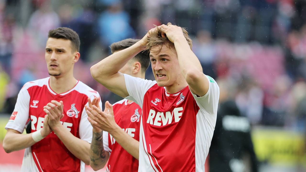 Timo Hübers rauft sich nach dem 1:1 gegen Mainz die Haare, im Hintergrund applaudiert Dejan Ljubicic den Fans.