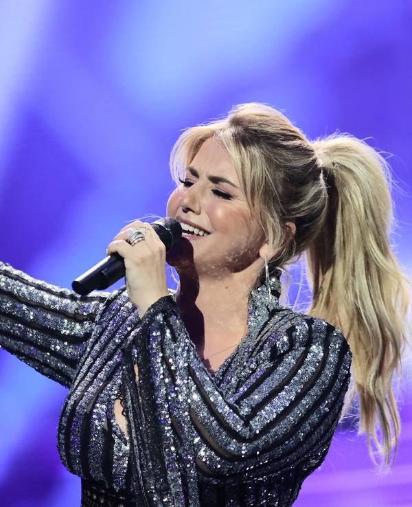 Beatrice Egli singt auf der Bühne.